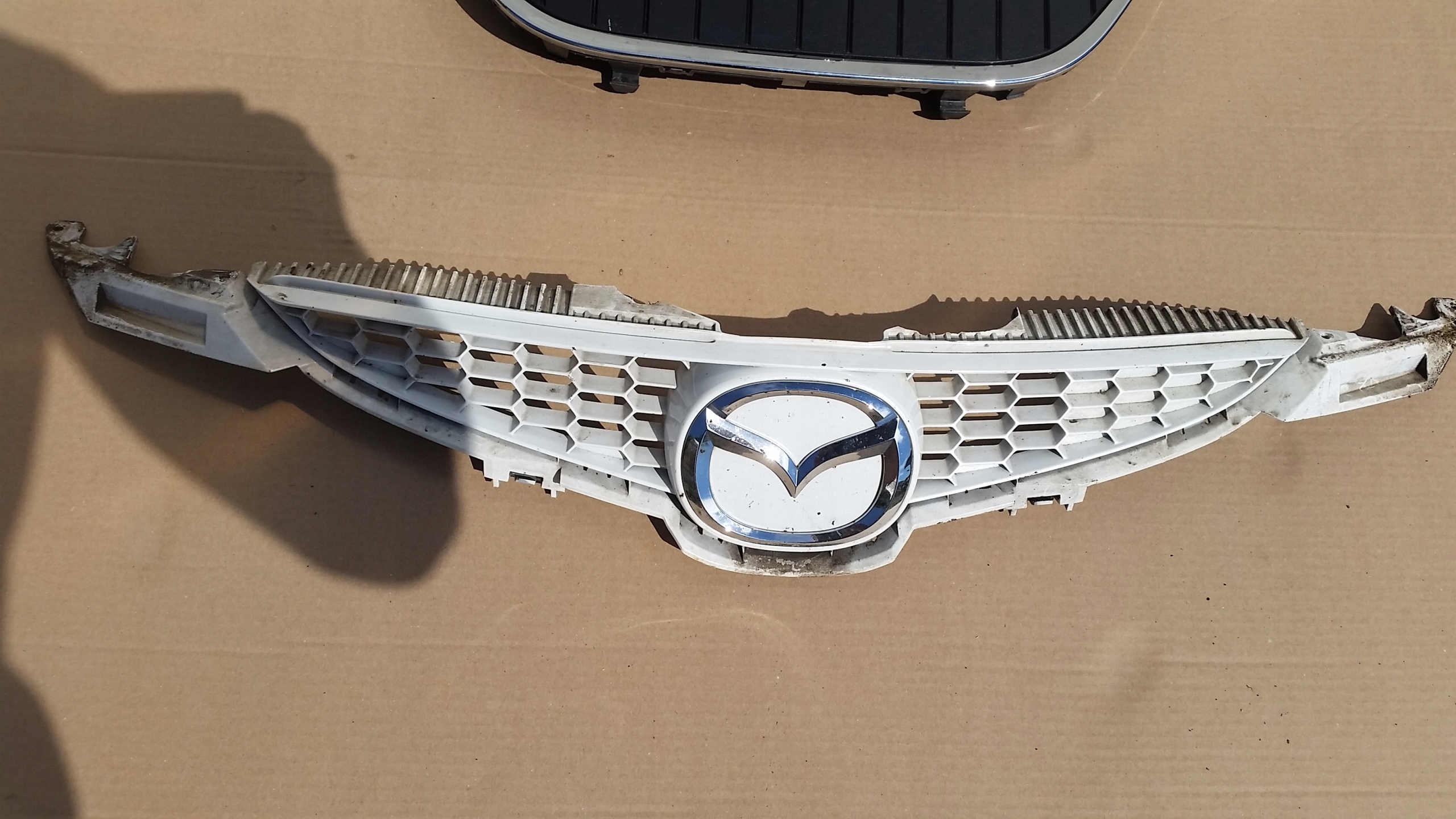 mazda oe D65150711 решетка радиатора