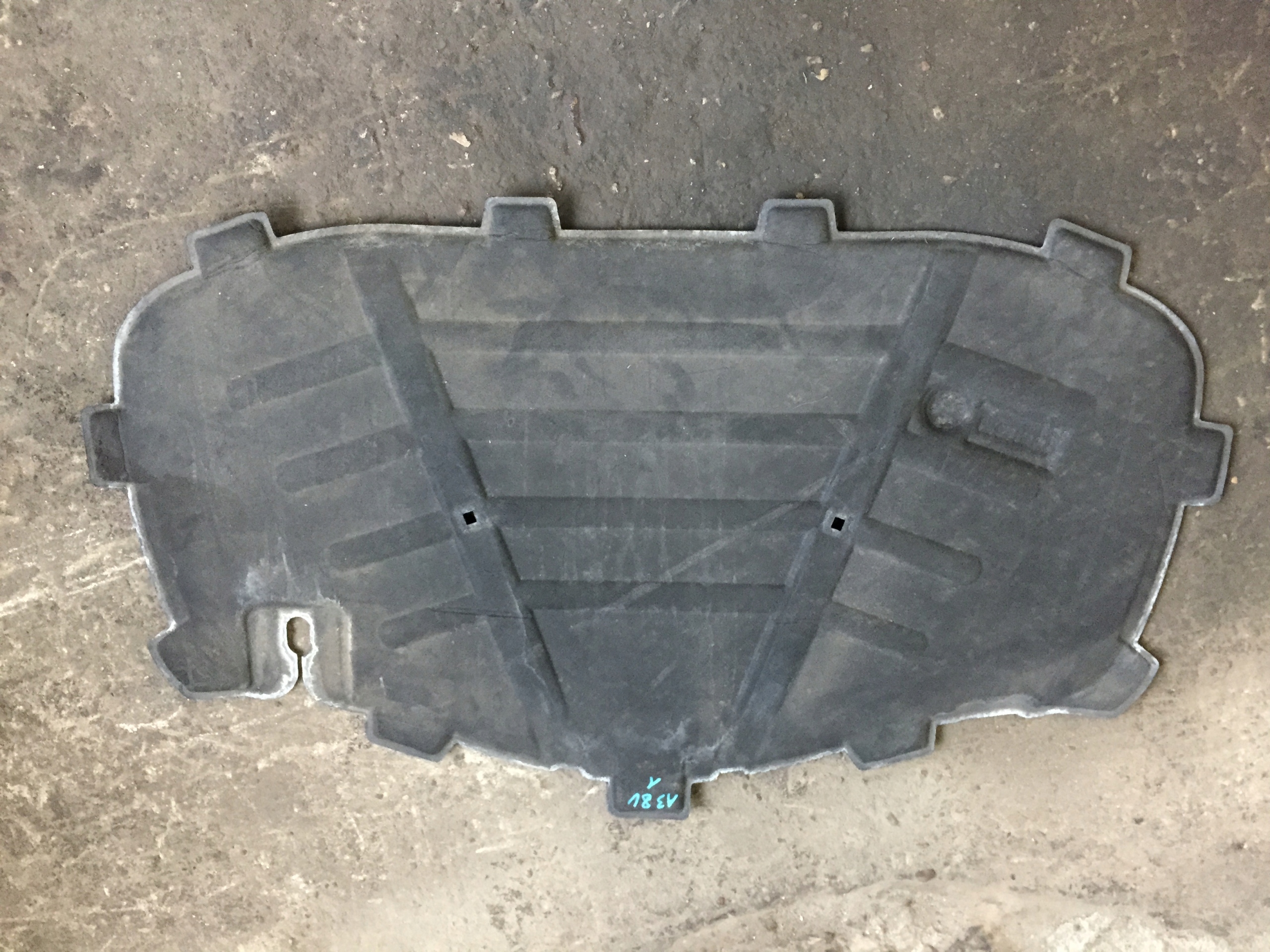 AUDI A3 8V звукоизоляция капота 8V0868825