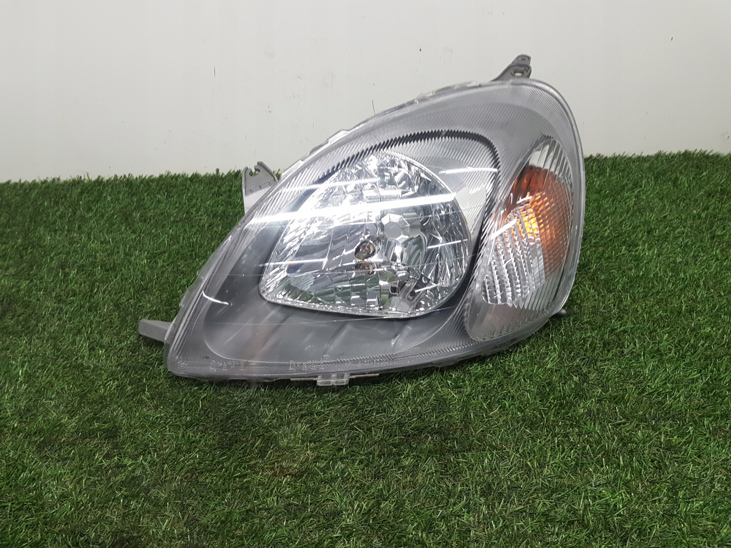 far lijeva prednja TOYOTA YARIS 1