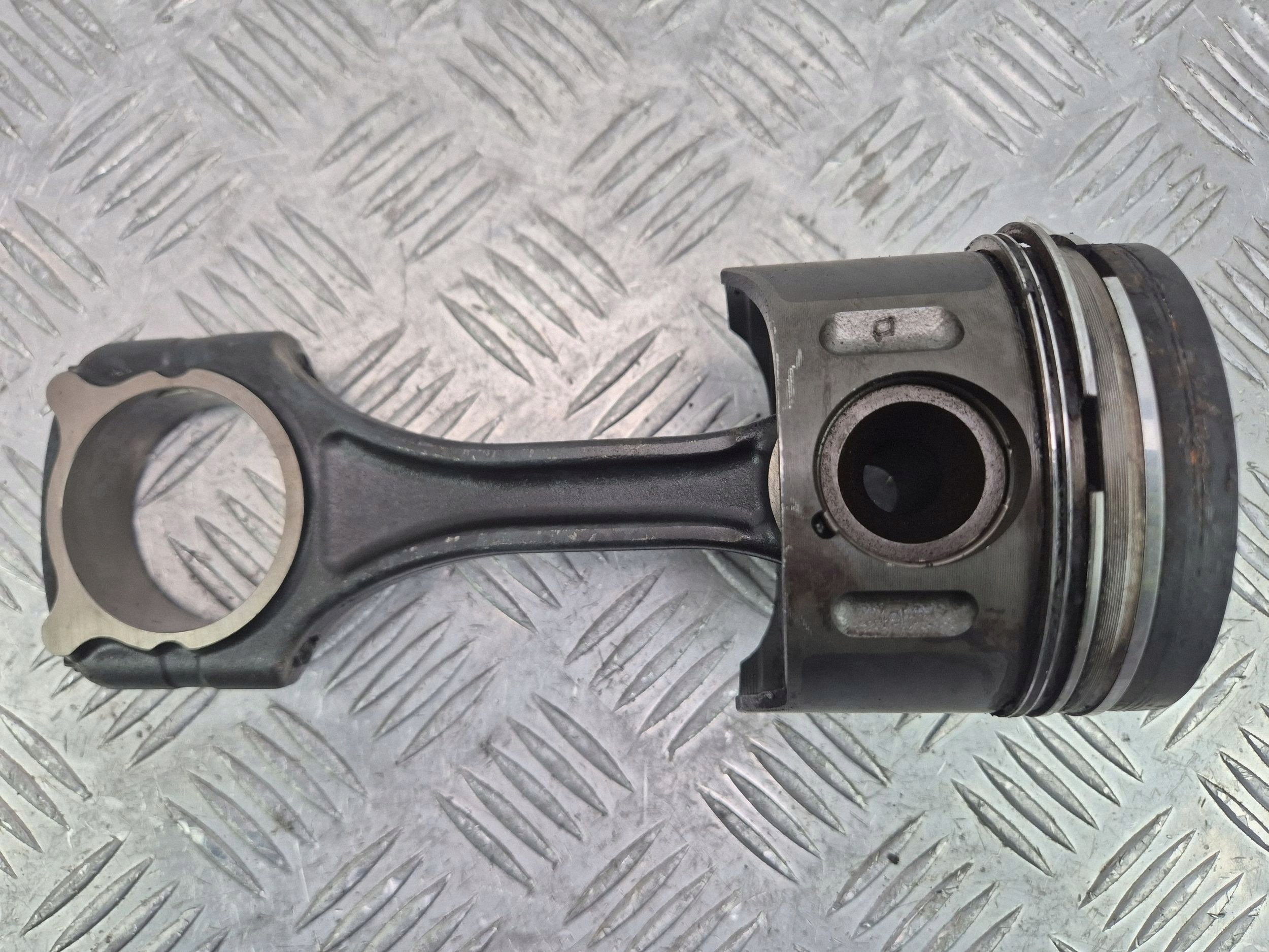 piston with connecting rod Mercedes C200 CDI W204 646.811