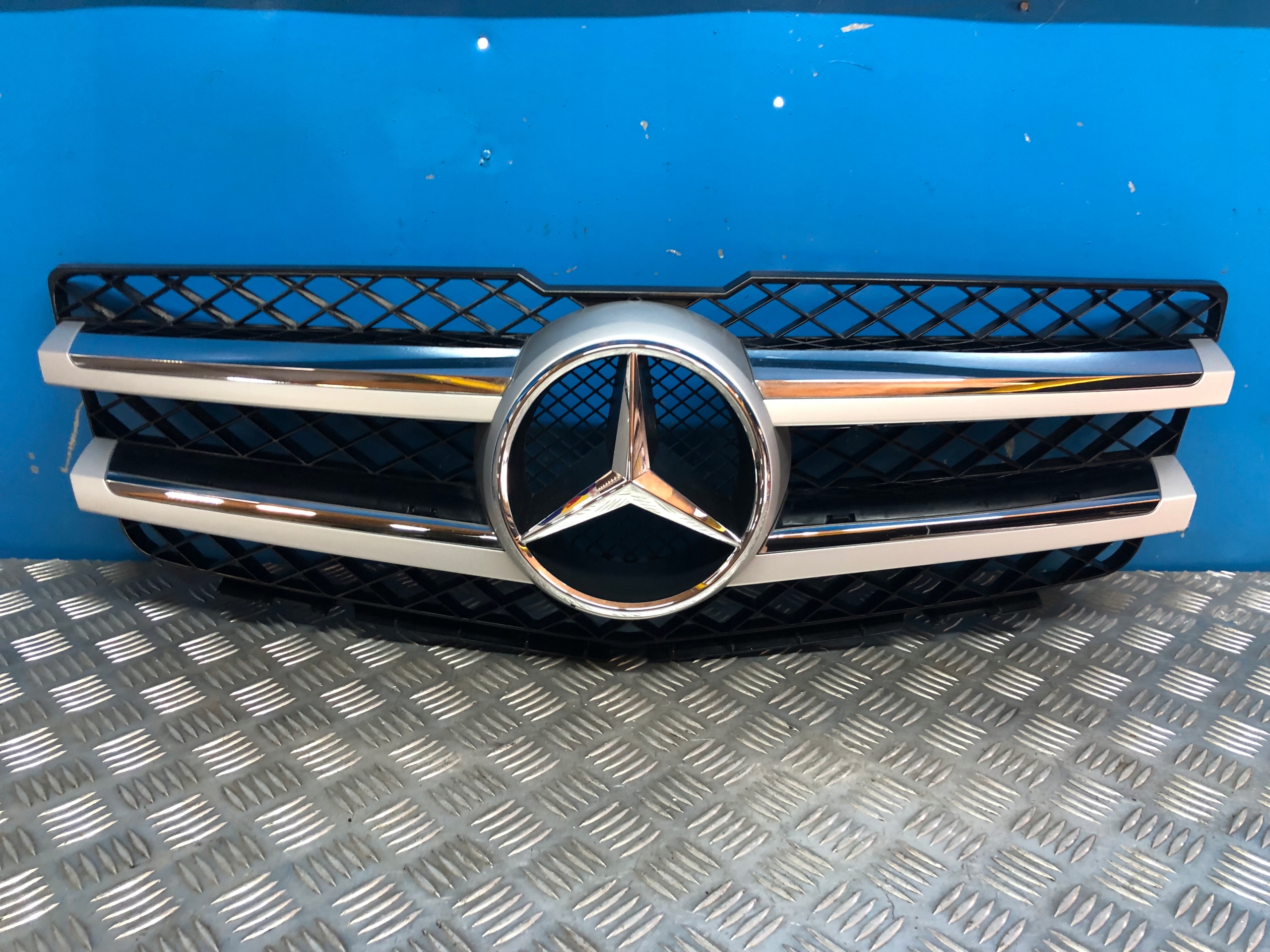 MERCEDES GLK X204 204 GRILL ATRAPA ZDERZAKA EMBLEMAT A2048800883