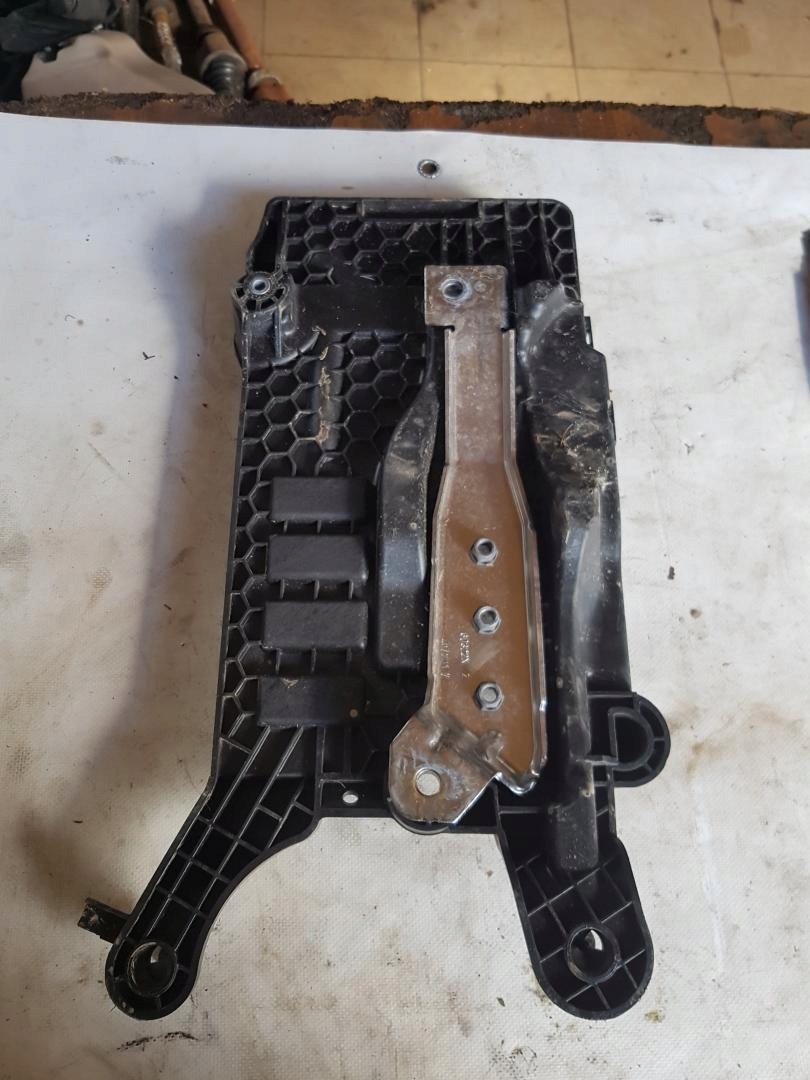 PODSTAWA AKUMULATORA SEAT ARONA 2Q0915331 Numer katalogowy części 2Q0915331