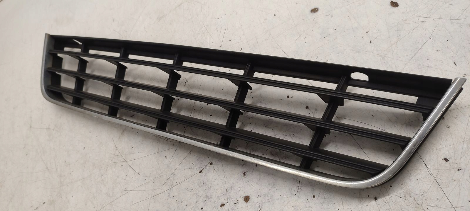 grid of a bumper VW Passat B6 2,0 TDI CR