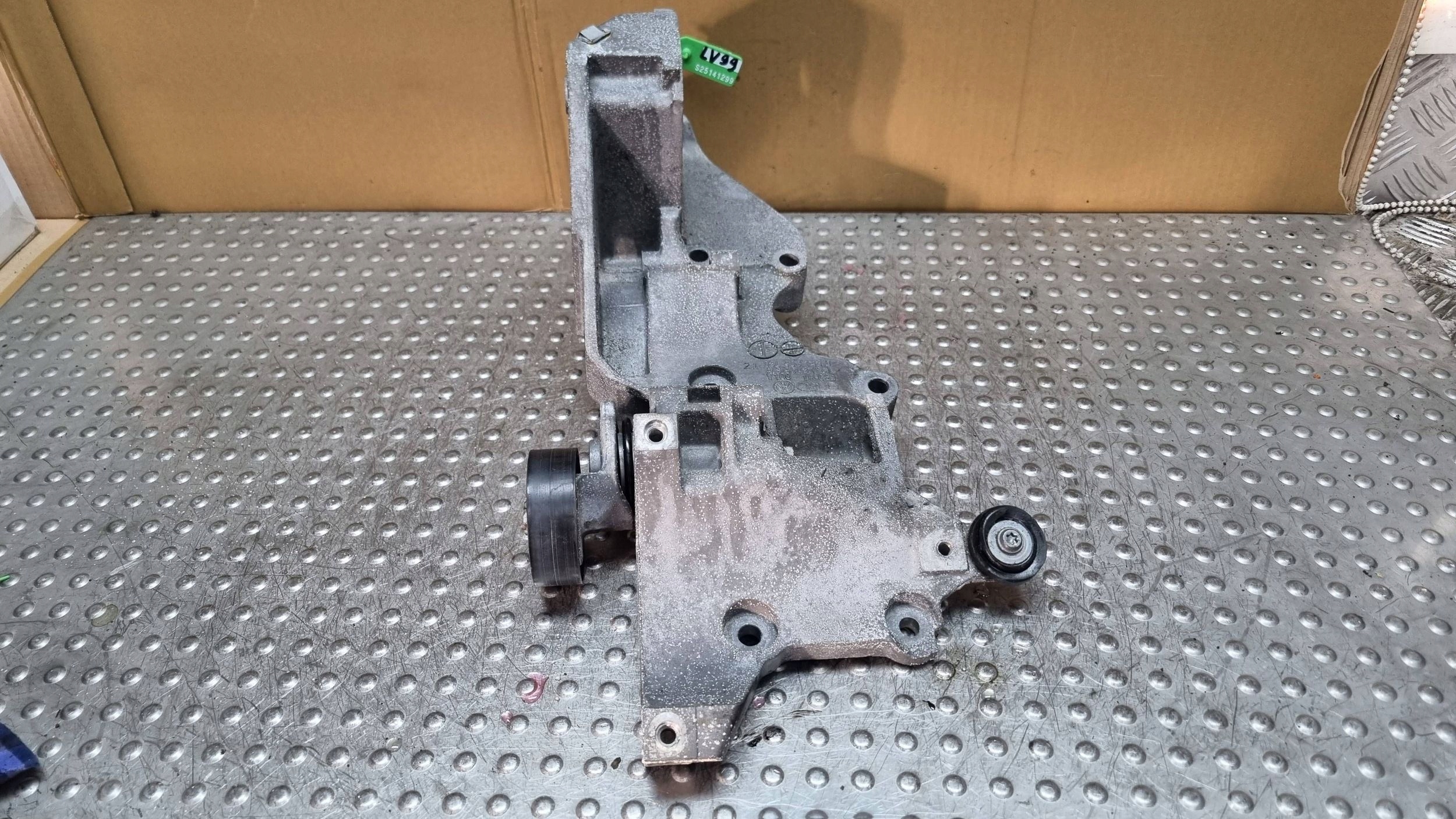 supporto staffa alternatore 03L903143D AUDI A3 8P GOLF VI LEON II SUPERB II