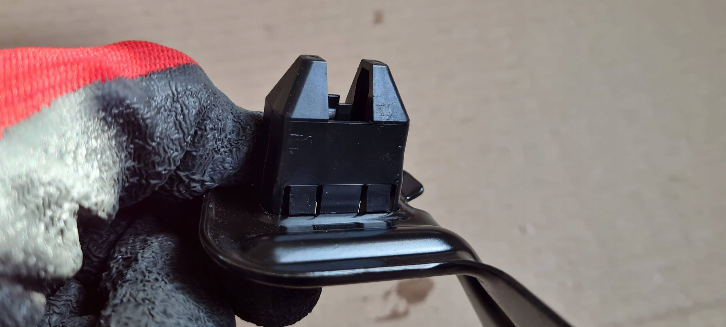 SQ8 4M RSQ8 Q8 bracket holder bonnet right rear part 4M8885968