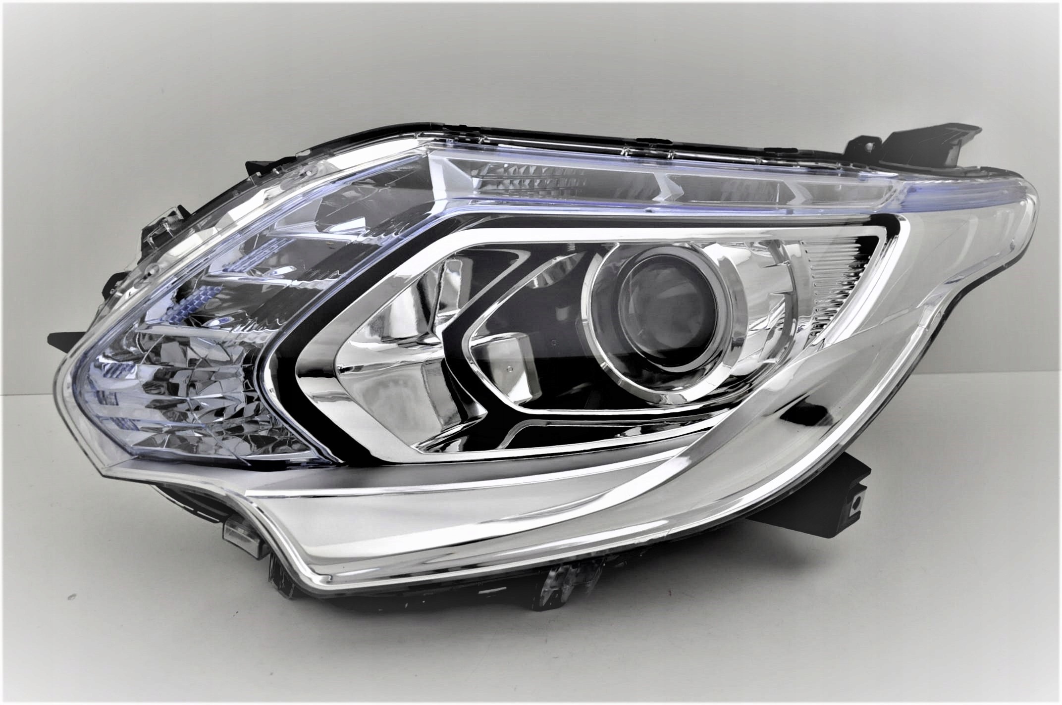 MITSUBISHI L200 TRITON 2015- REFLEKTORY KPL XENON Typ samochodu Samochody osobowe