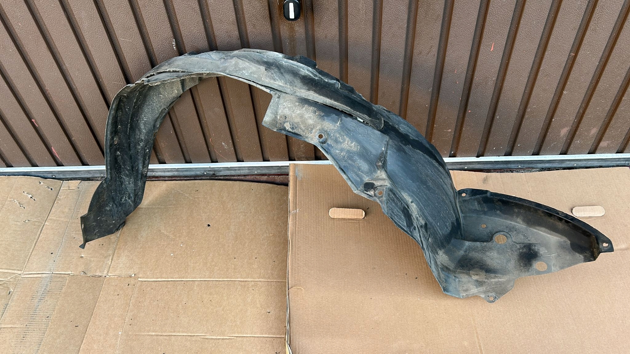 mudguard left front TOYOTA AURIS and 06-12