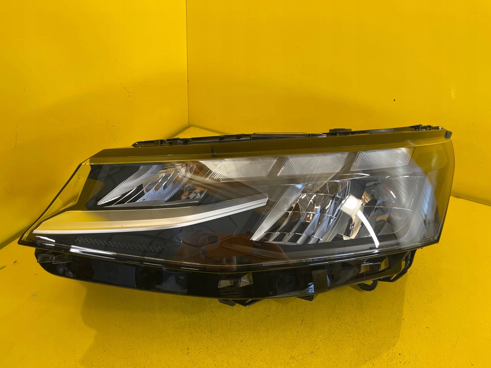 light left Volkswagen VW T7 TRANSPORTER LED 7T1941035