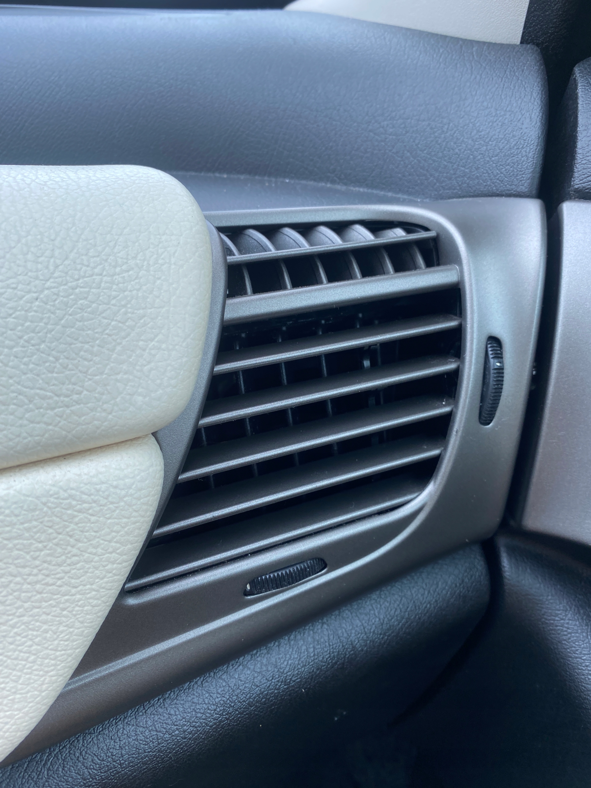 Lancia Ypsilon 03-09 mřížka klími vzduchový pravá spolujezdce