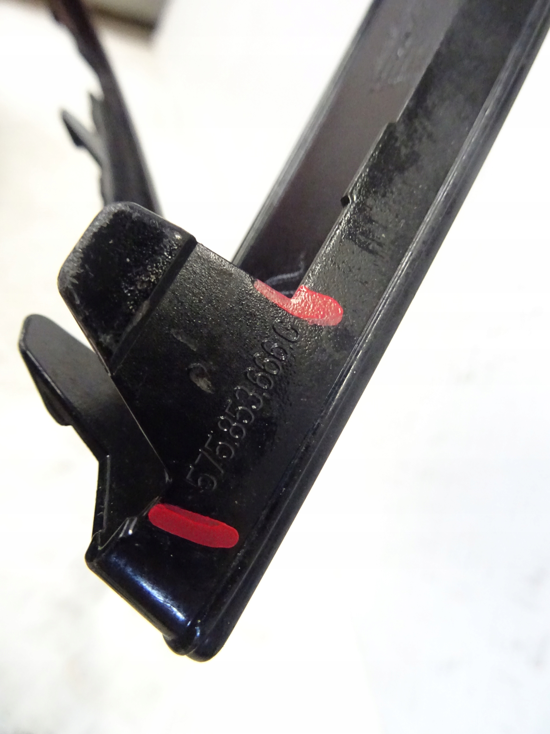 grid of a bumper front front right SEAT ATECA 575853666G