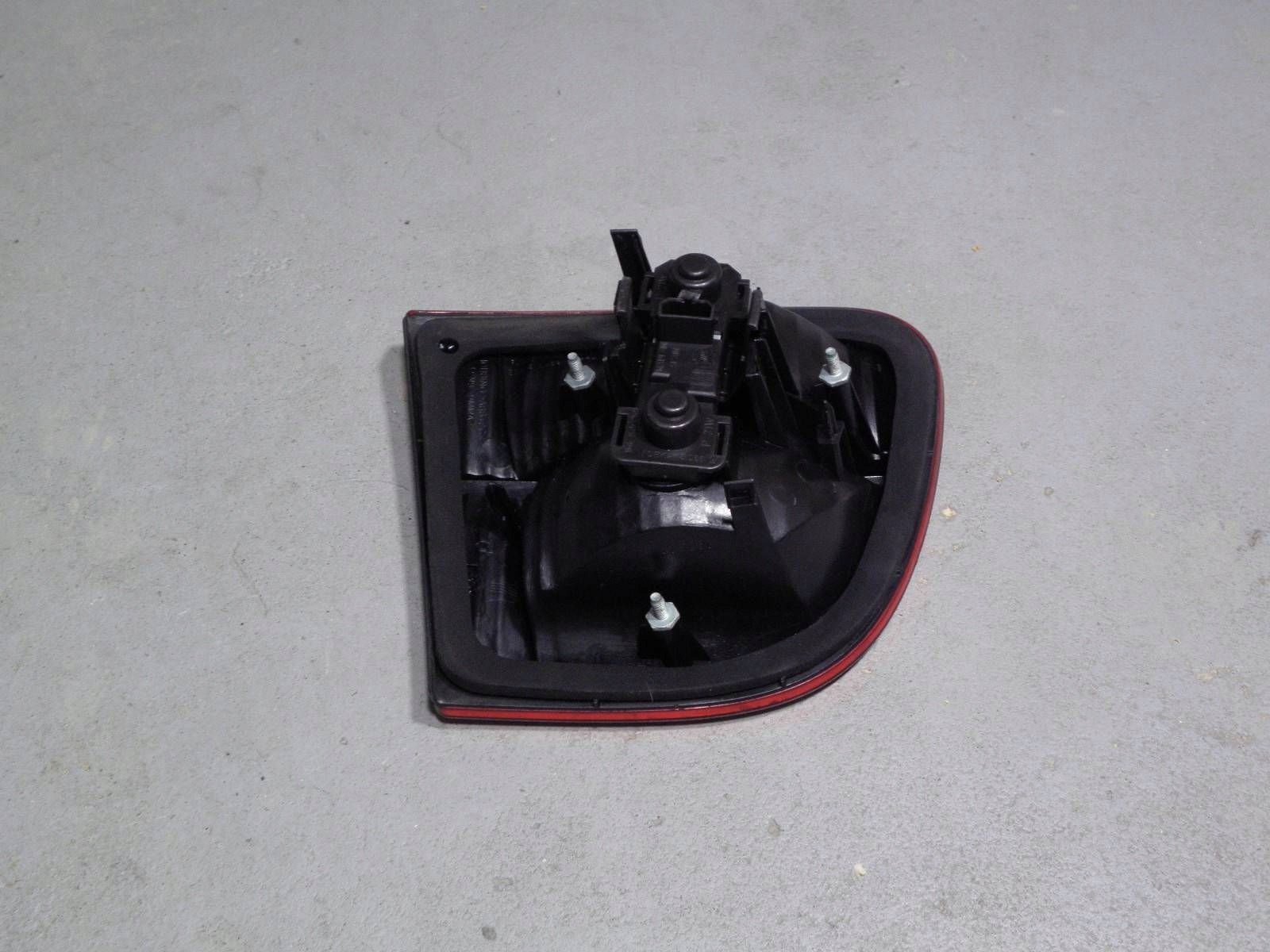 SEAT LEON and // light right rear part to the bonnet 1M6945092B
