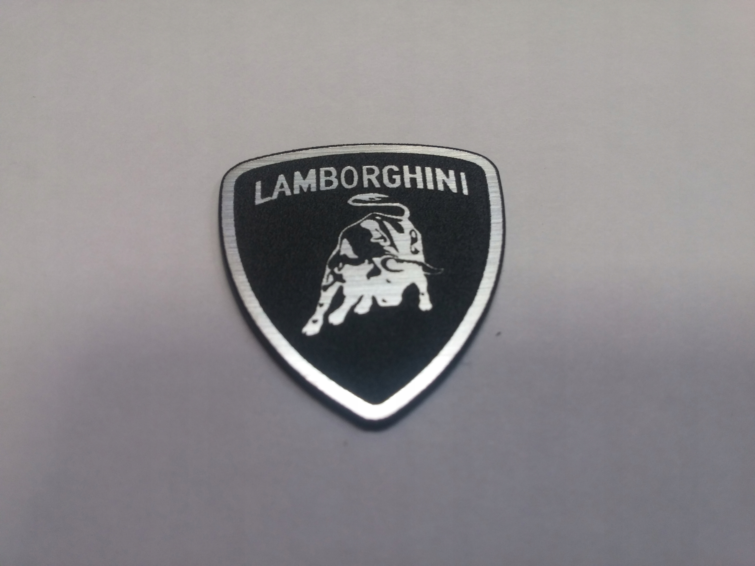 

Lamborghini naklejka emblemat 27 x 30 mm *srebrna