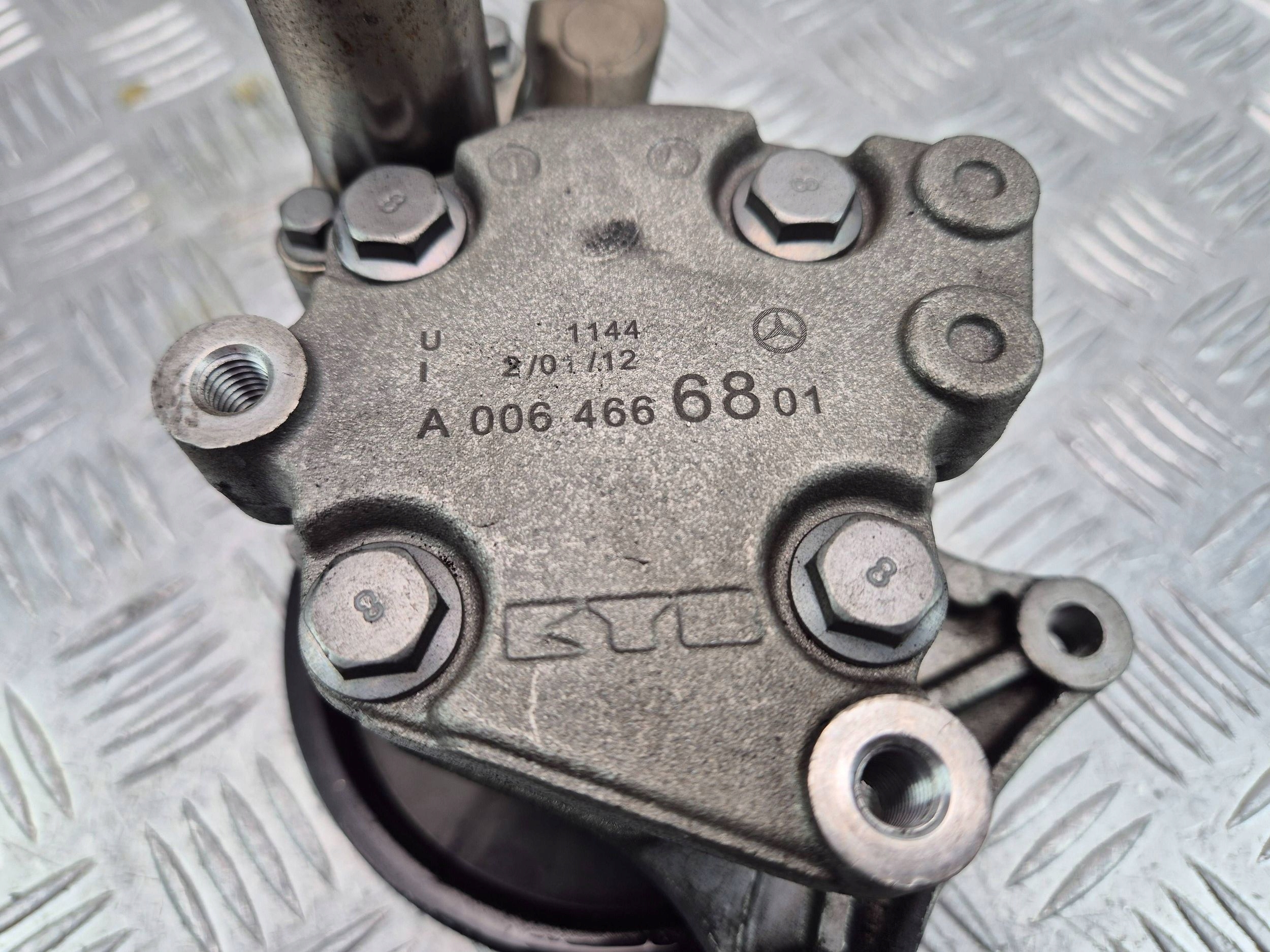 Mercedes C200 CGI W204 Servopumpe A0064666801