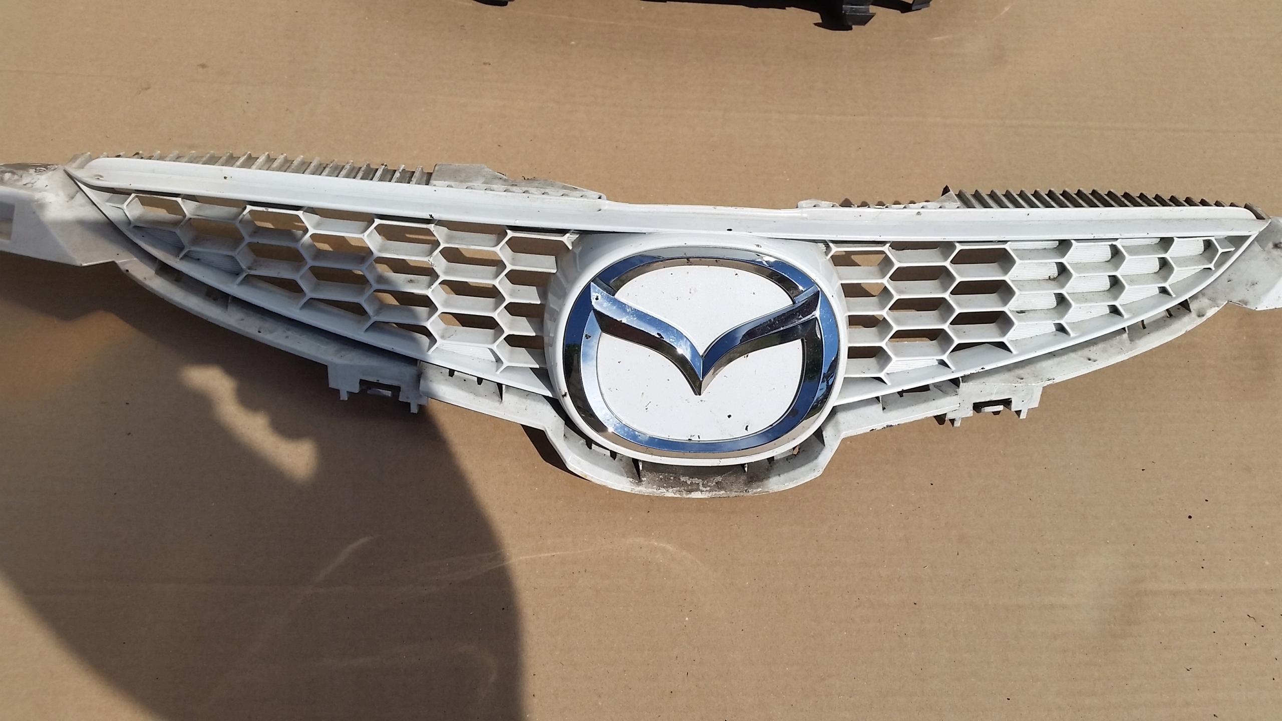 mazda oe D65150711 решетка радиатора