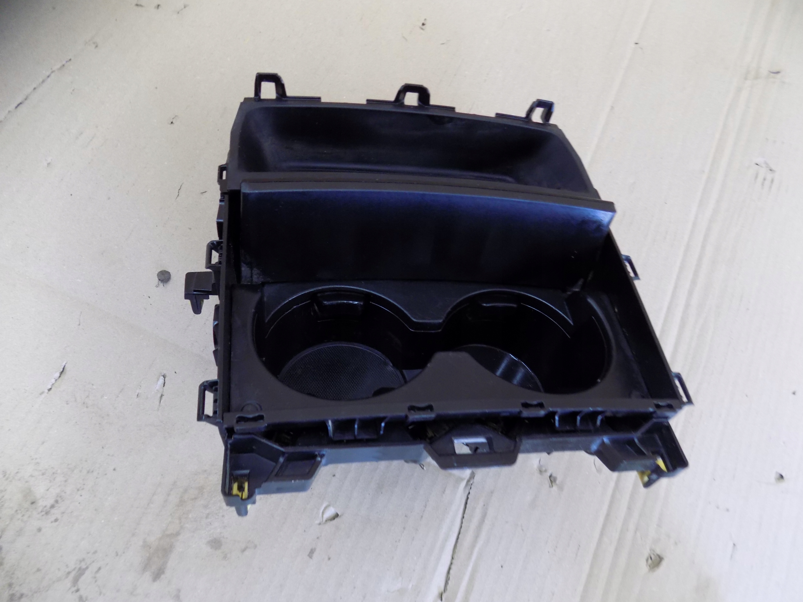 mazda CX-30 бардачок полка на Чашки DFR7-64449 DFR764449