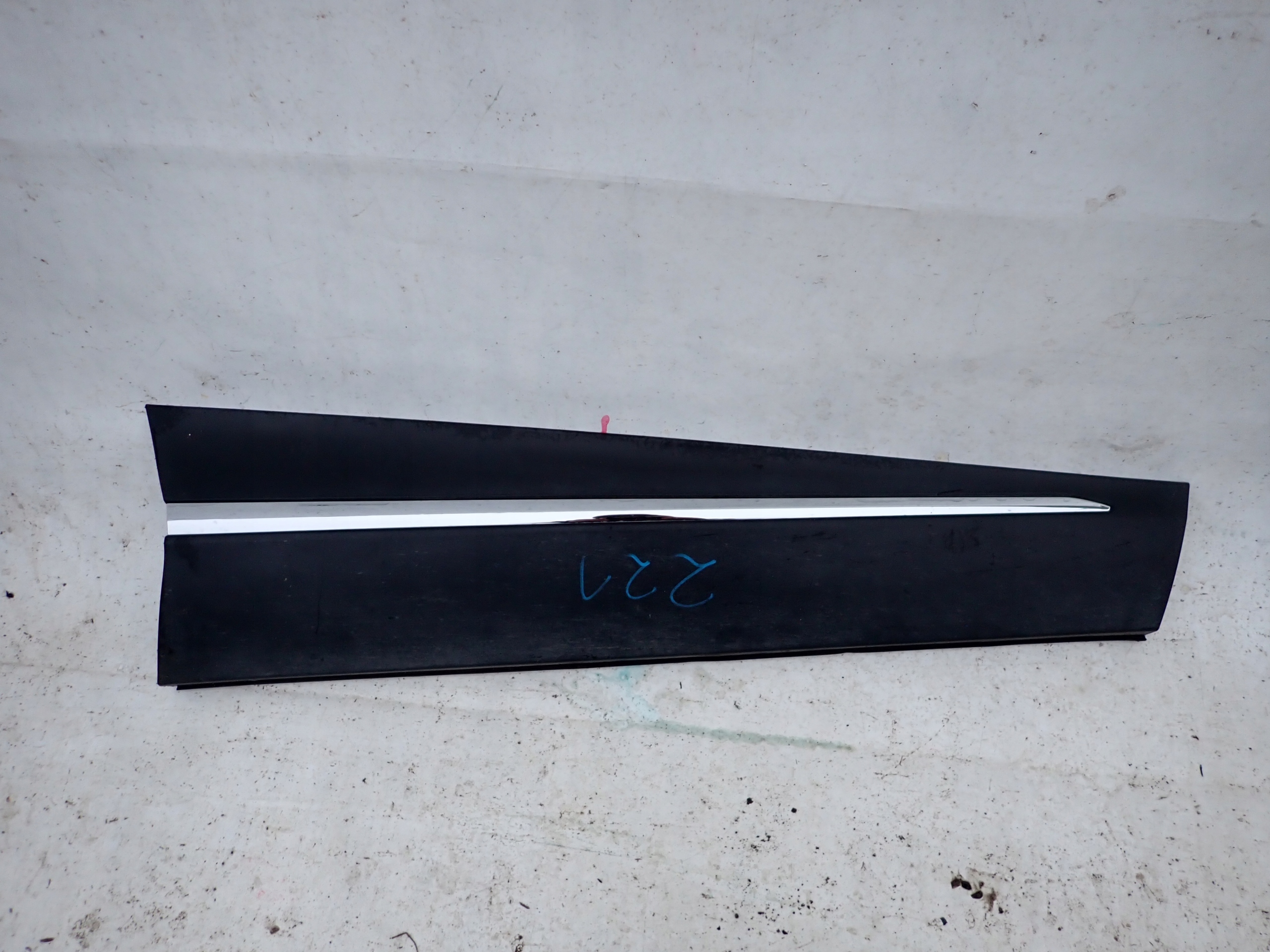 801867830R - RENAULT CAPTUR 13-МОЛДИНГ ПРАВОЙ ПЕРЕДНЕЙ ДВЕРИ