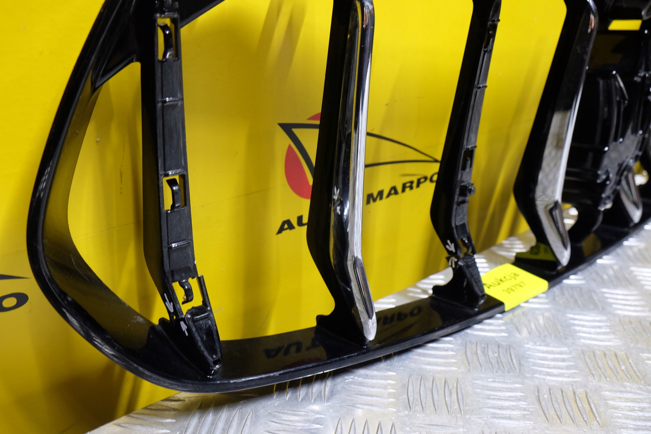 MASERATI LEVANTE GTS 17- GRILL CHROM ATRAPA PRZÓD Strona zabudowy przód