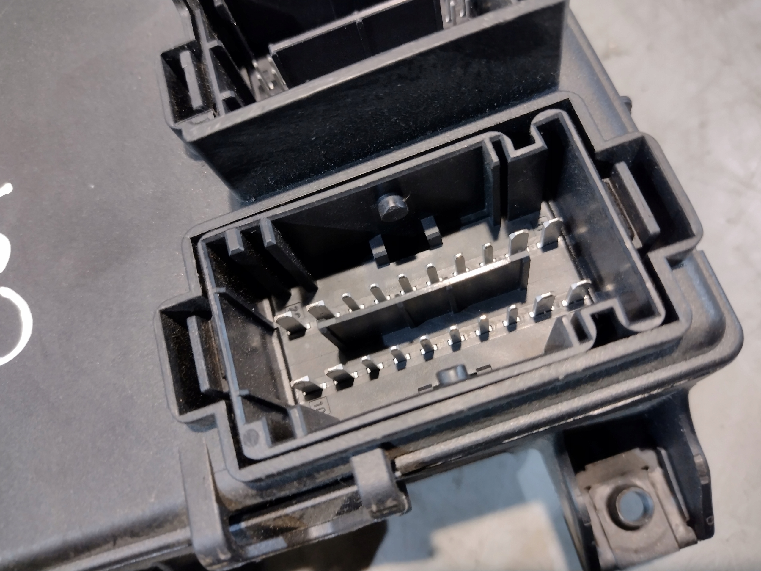 Module fusibles Opel Corsa D 1,0B 13382214