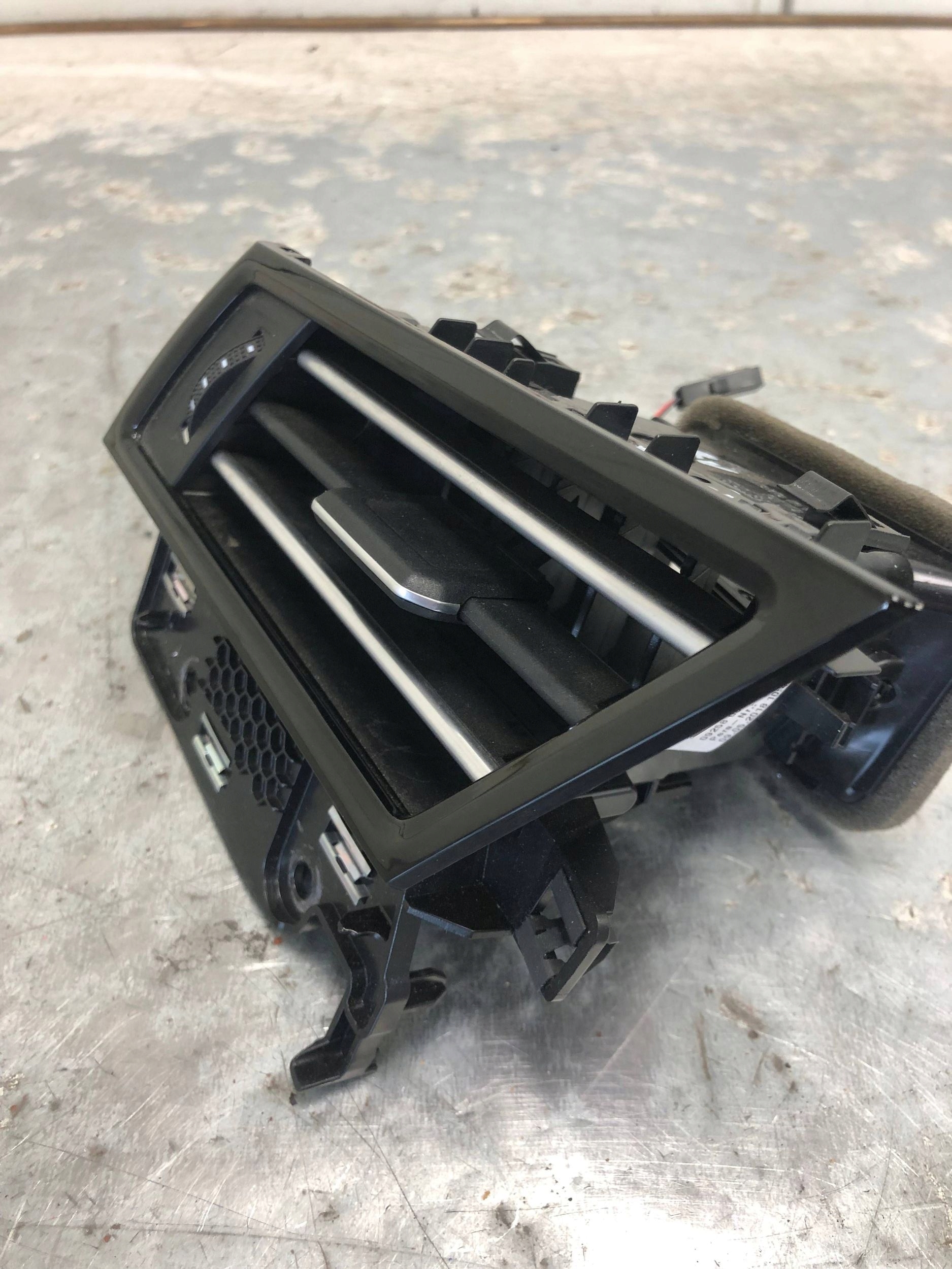 grid air conditioning devices left front VW PASSAT B8 KOMBI 3G1819701E