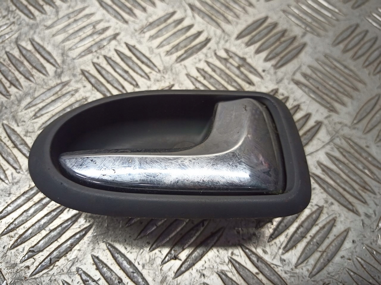 правая ручка двери внутренняя mazda PREMACY 1.9 16V