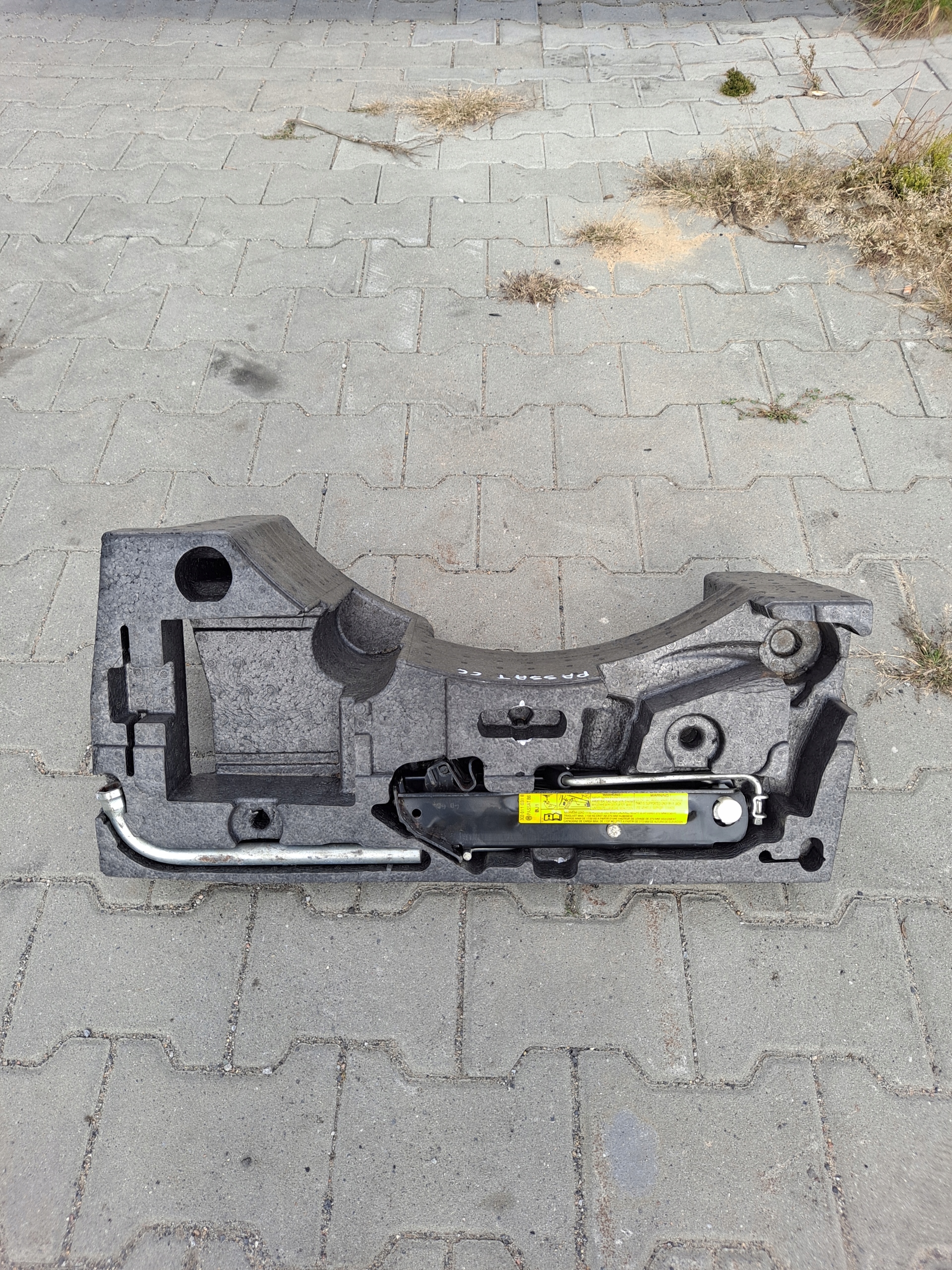 3C0011031B - ДОМКРАТ ПОДЪЕМНЫЙ ПОЛИСТИРОЛ PASSAT CC 3C5012115D