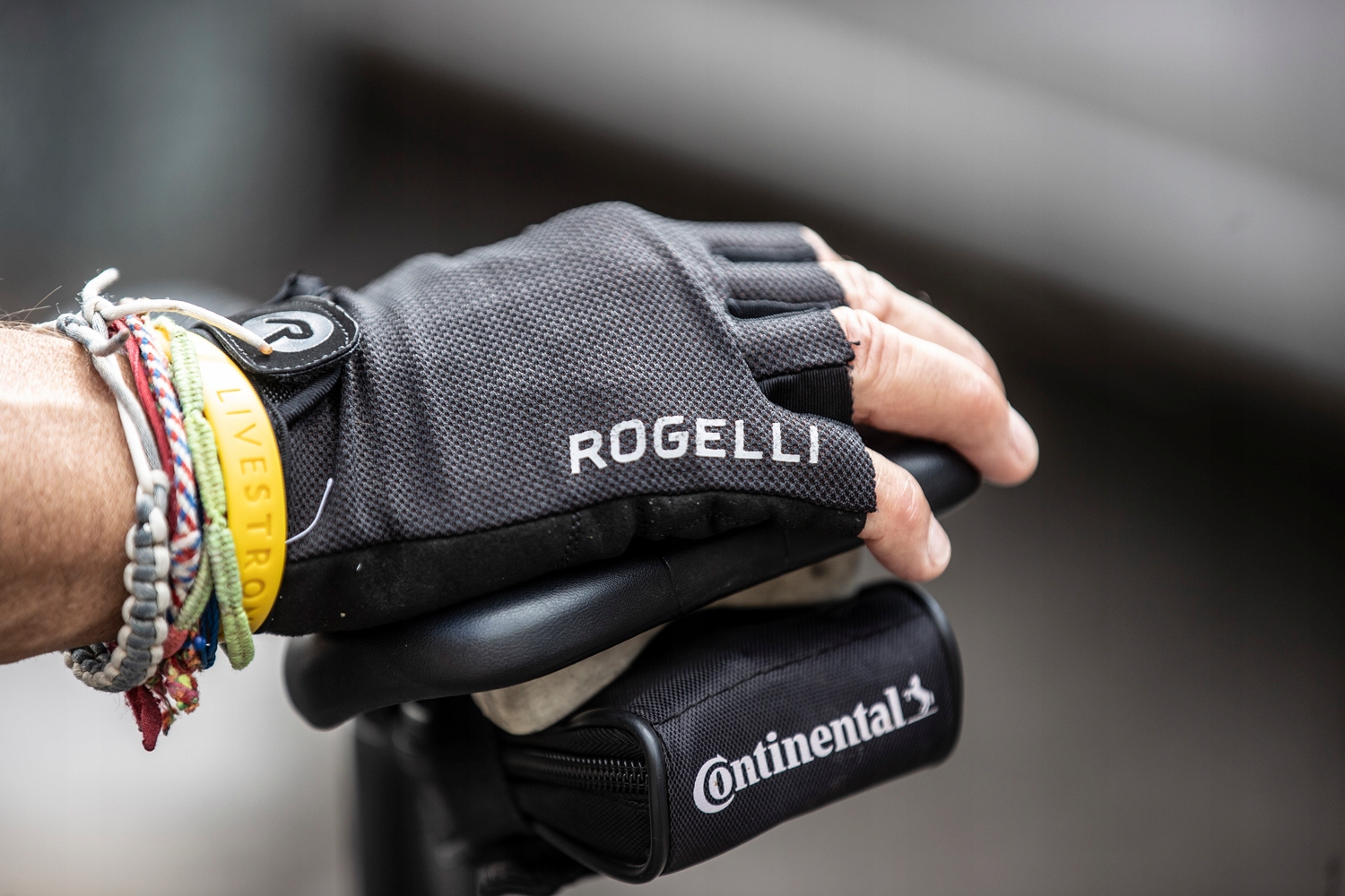 Rogelli CORE rękawiczki rowerowe Cechy dodatkowe antypoślizgowe elementy na rzep żelowe elementy