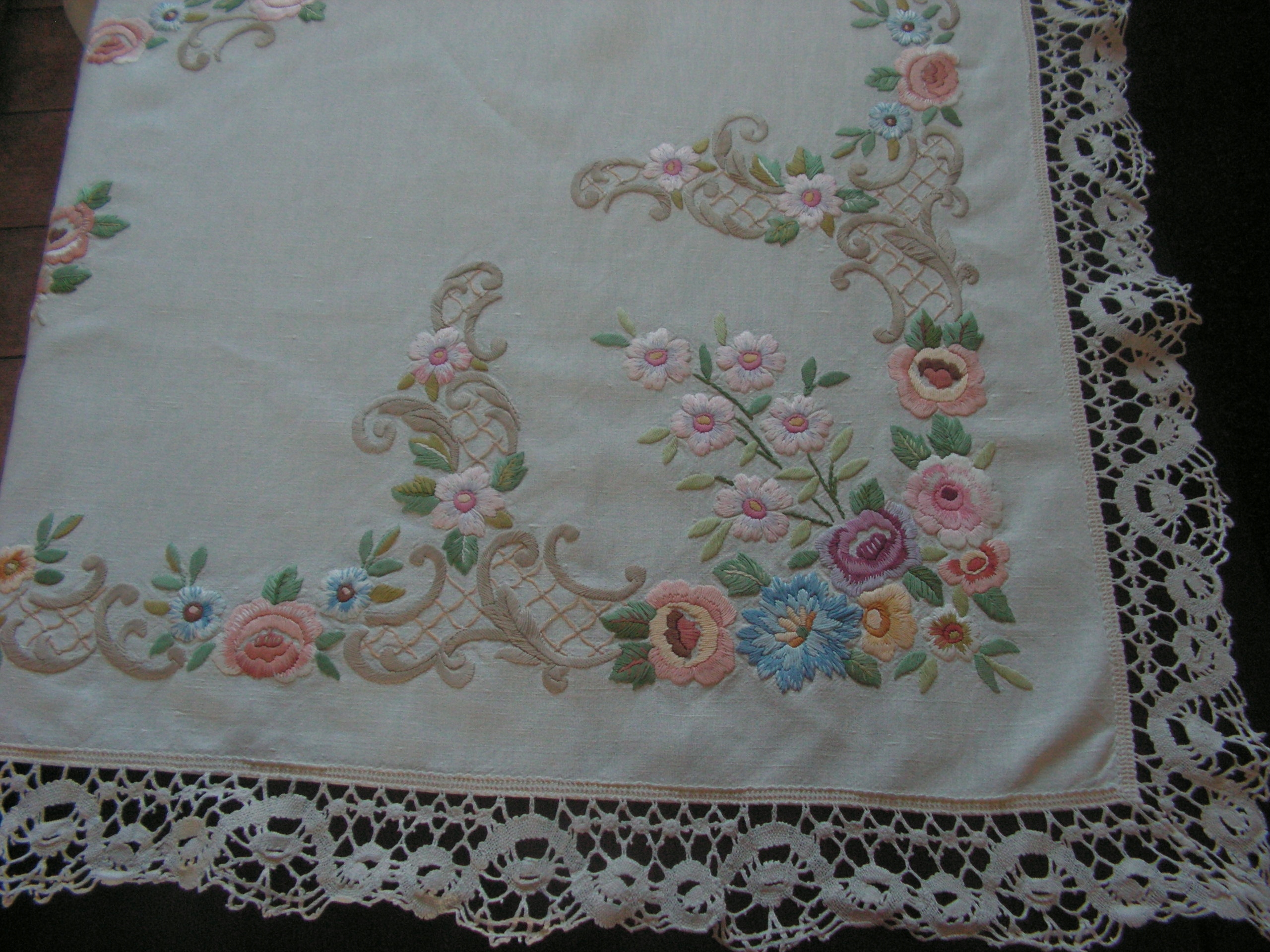 Милая Вышитая Скатерть