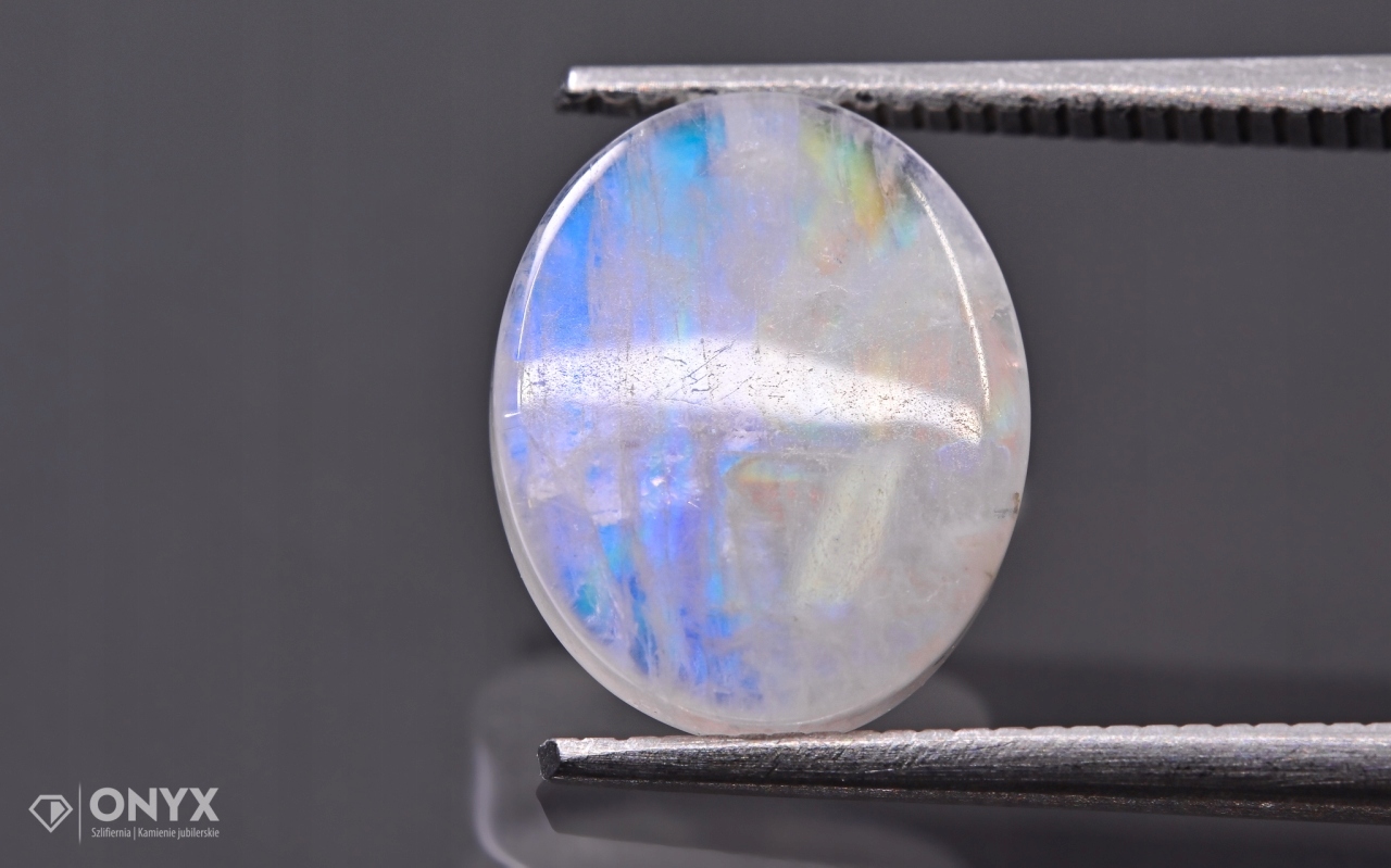 Měsíční kámen mělký ovál 10,5x9 mm