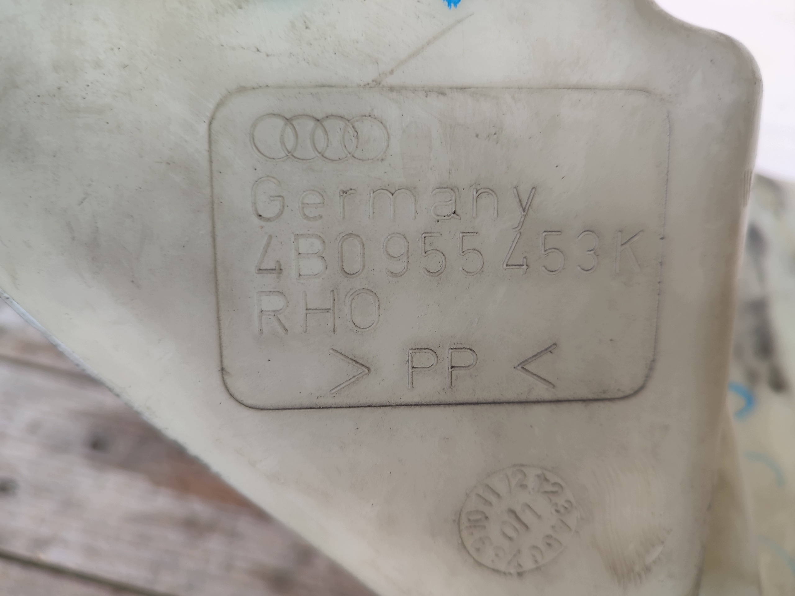 Audi OE 4B0955453K tank washer fluid tank