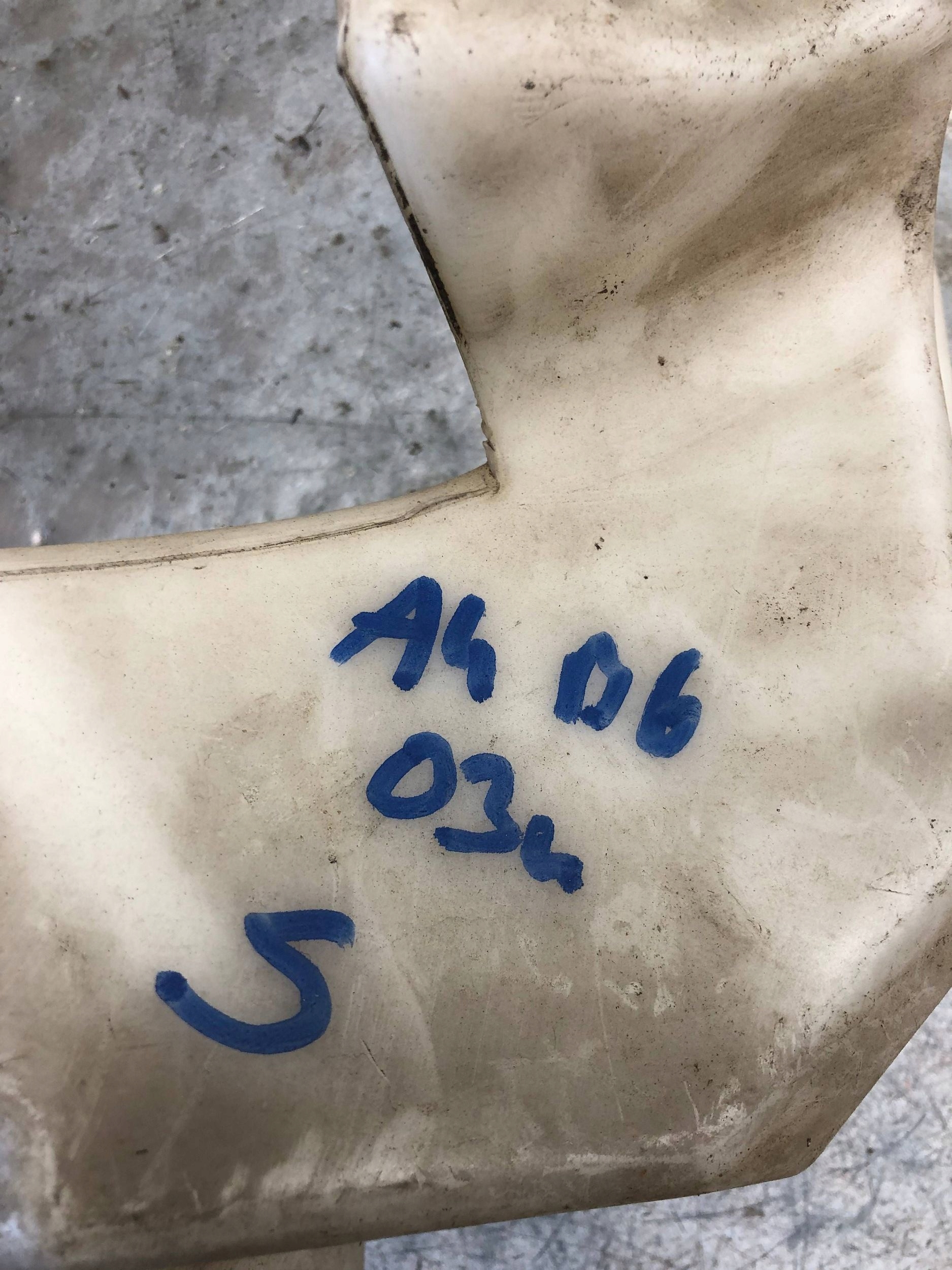 washer fluid tank AUDI A4 B6 8E0955453 8E0955451AE