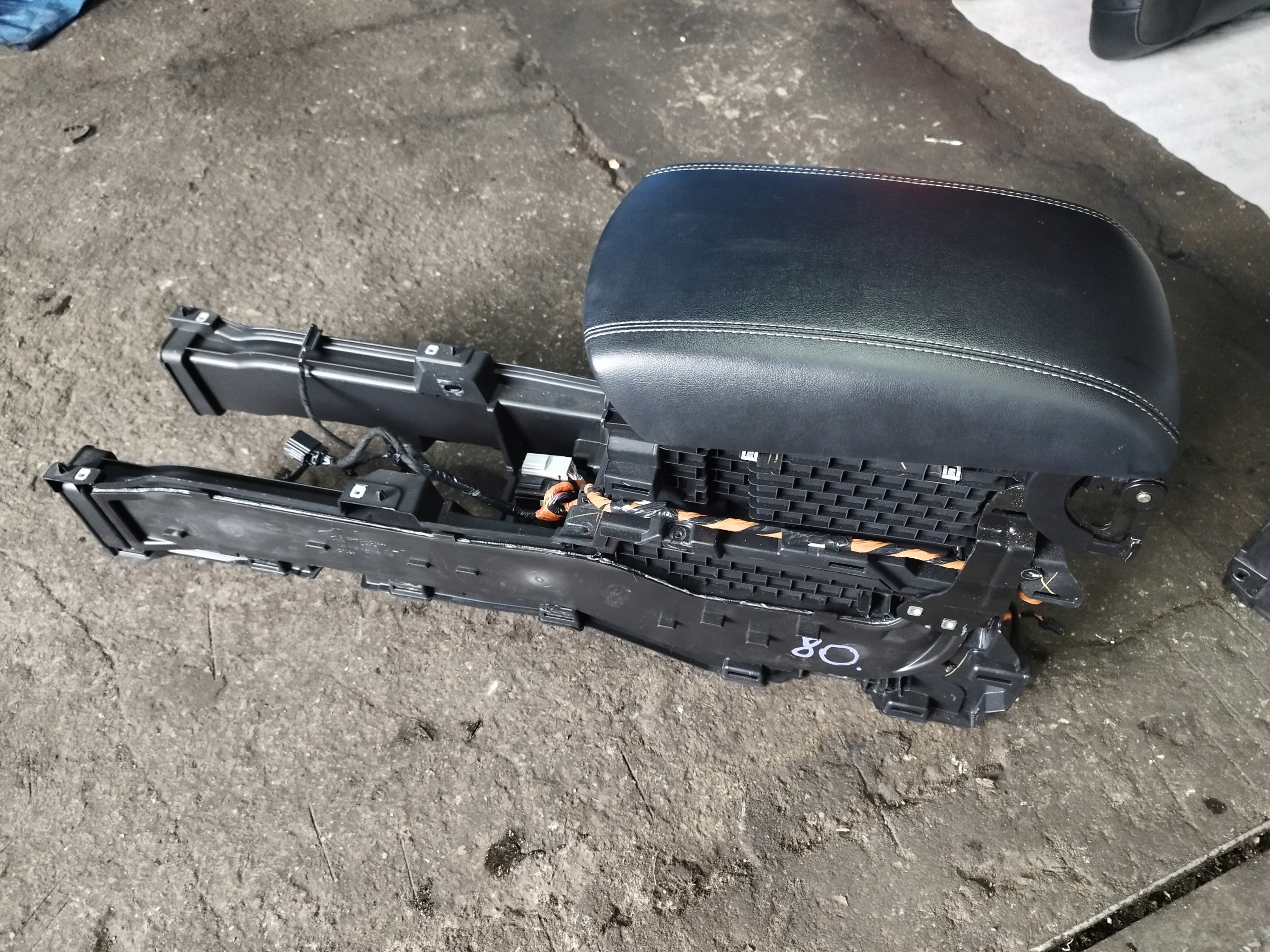 EM2B-R044D38-A - 80 ПОДЛОКОТНИК FORD EDGE II