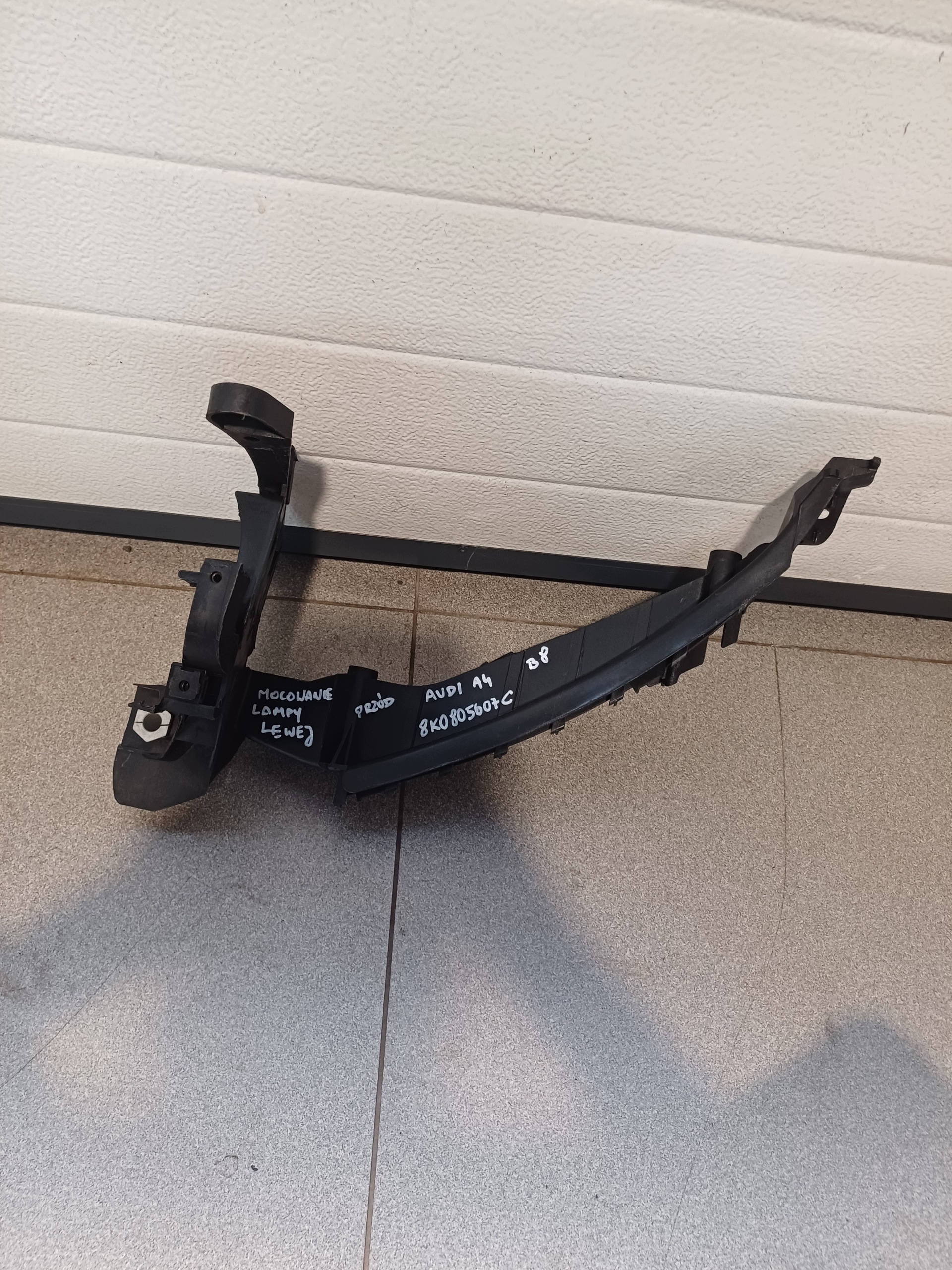 support étrier feux gauche avant AUDI A4 B8 8K0805607C