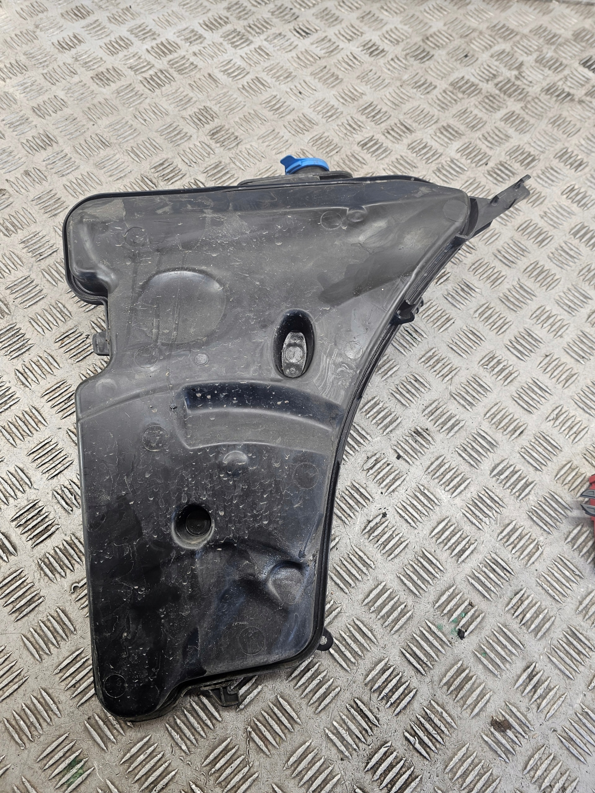 Behälter der Spritzdüse BMW 5 G30/G31 G31 2019 105435-12