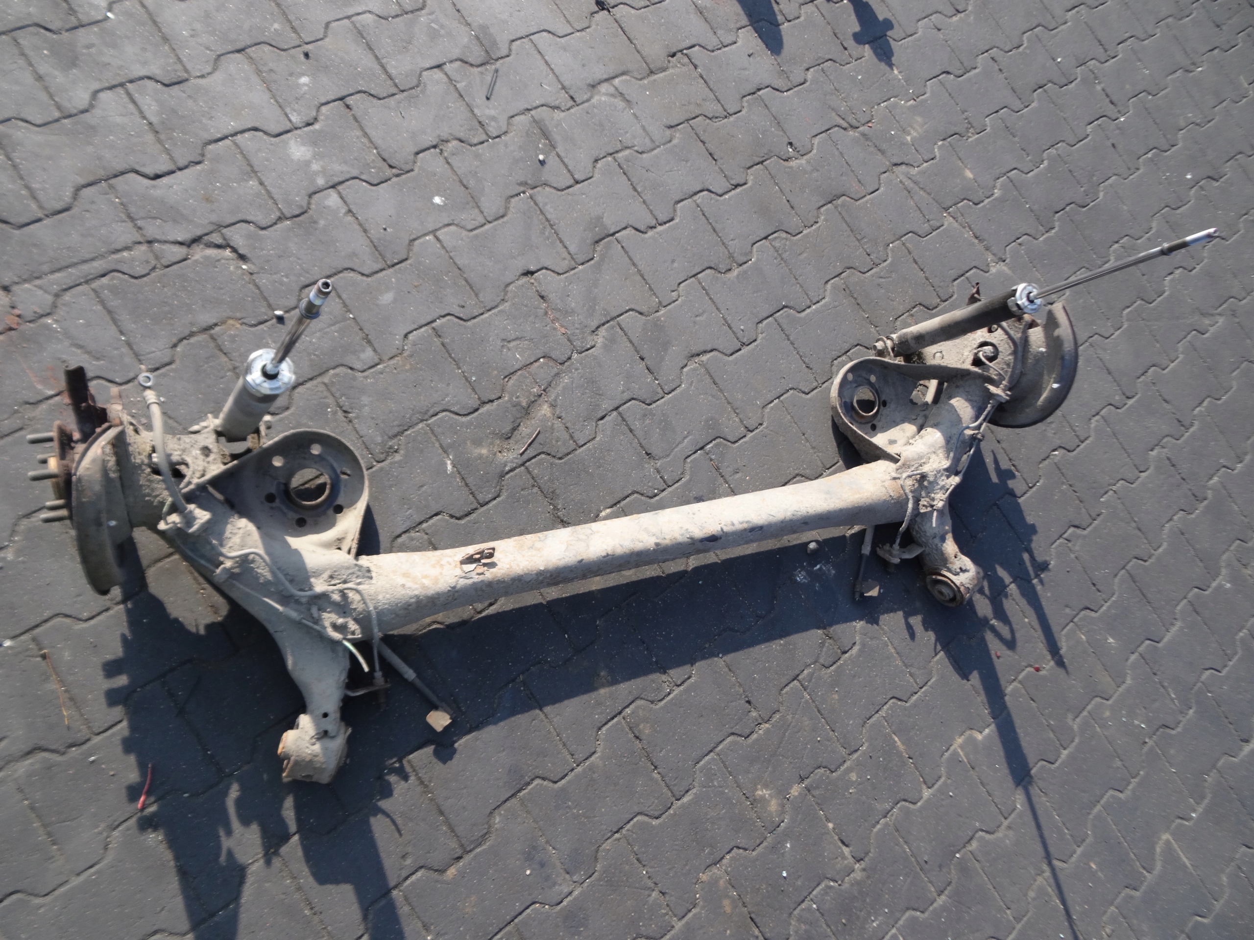 BELKA ZAWIESZENIA TYŁ TOYOTA PRIUS III