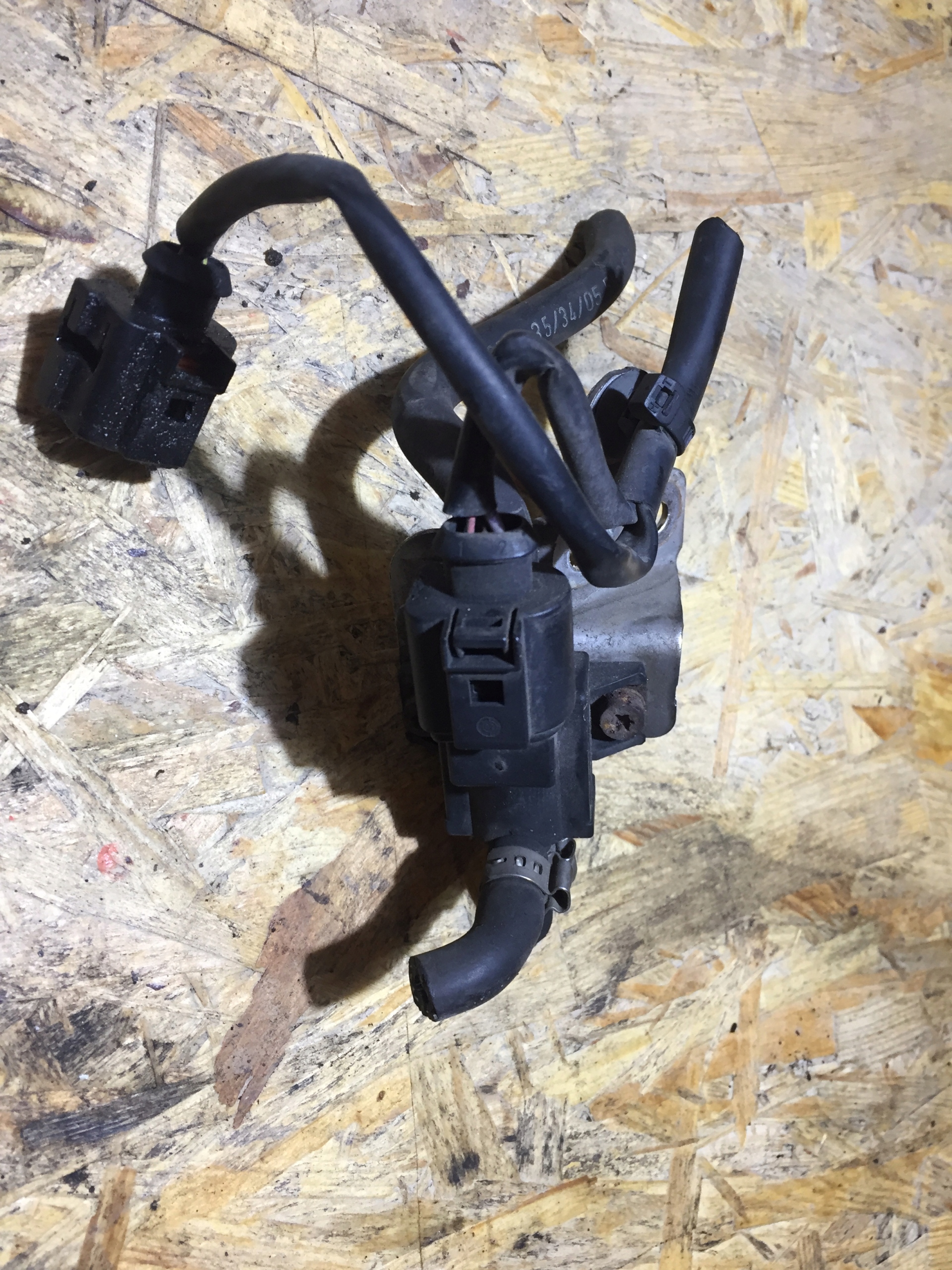 AUDI VW SEAT SKODA Vanne à vide 06F906283D