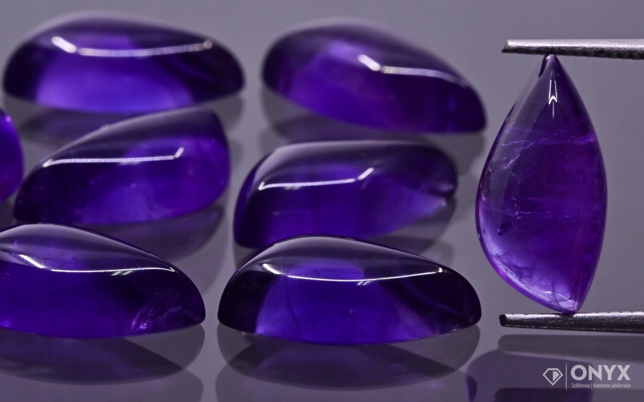 Ametyst A kabošon Levý nepravidelný 13,5x7 mm