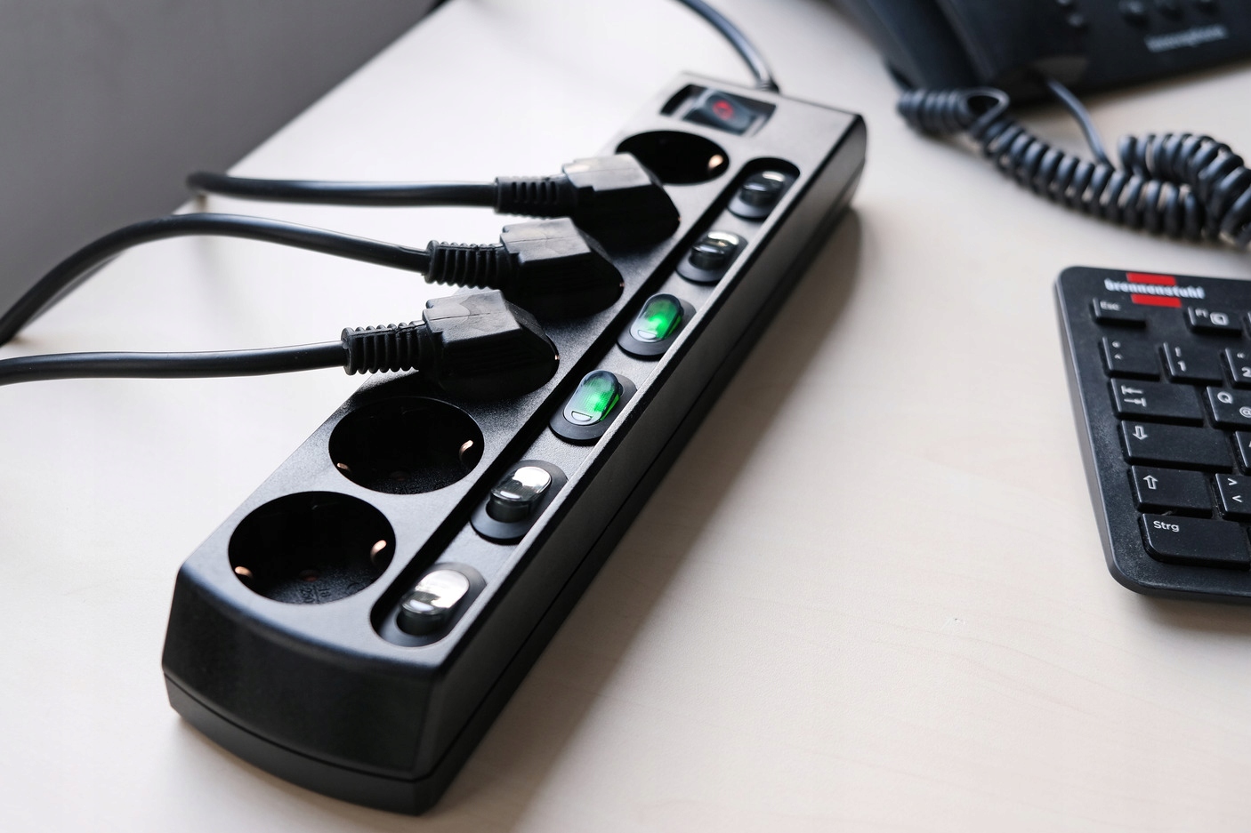 LISTWA ZASILAJĄCA PRZEDŁUŻACZ 2M 6 GNIAZD OSOBNE INDYWIDUALNE WYŁĄCZNIKI Długość kabla 2 m