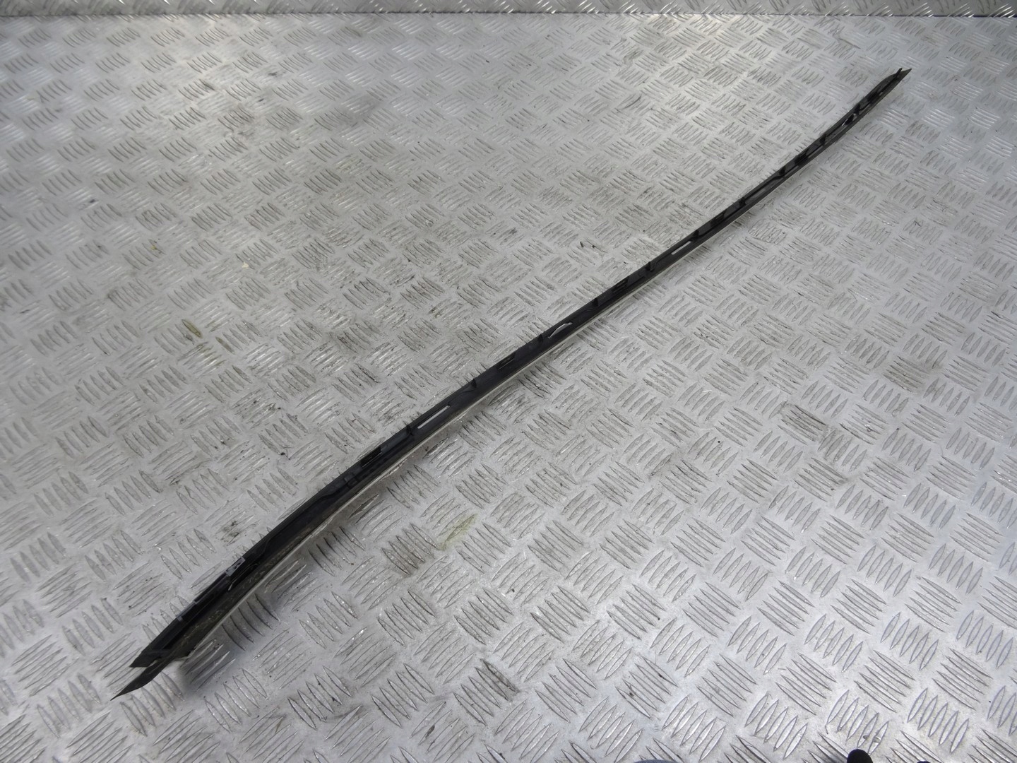 PEUGEOT 3008 moulding left for pillar windows KWED
