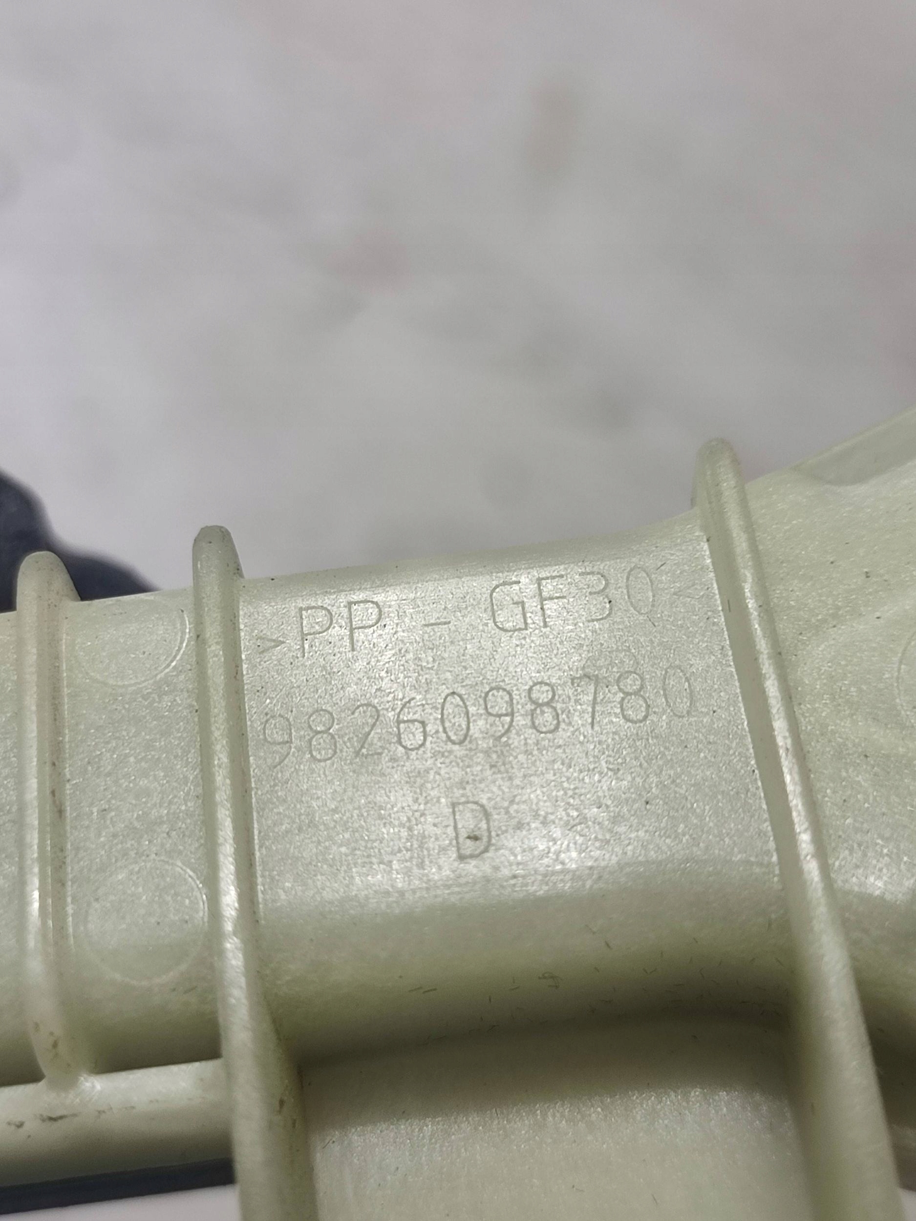 Peugeot 2008 II 2020 front side right moulding windows door przednich