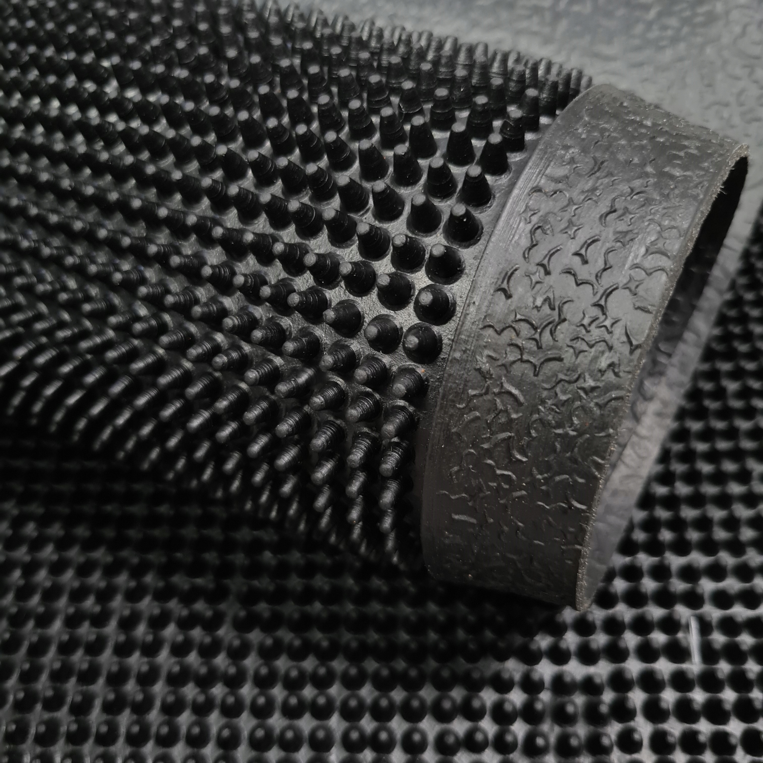 WYCIERACZKA ZEWNĘTRZNA GUMOWA MATA POD DRZWI DO BUTÓW DO BIURA FIRMY 60x100 Marka Nestor