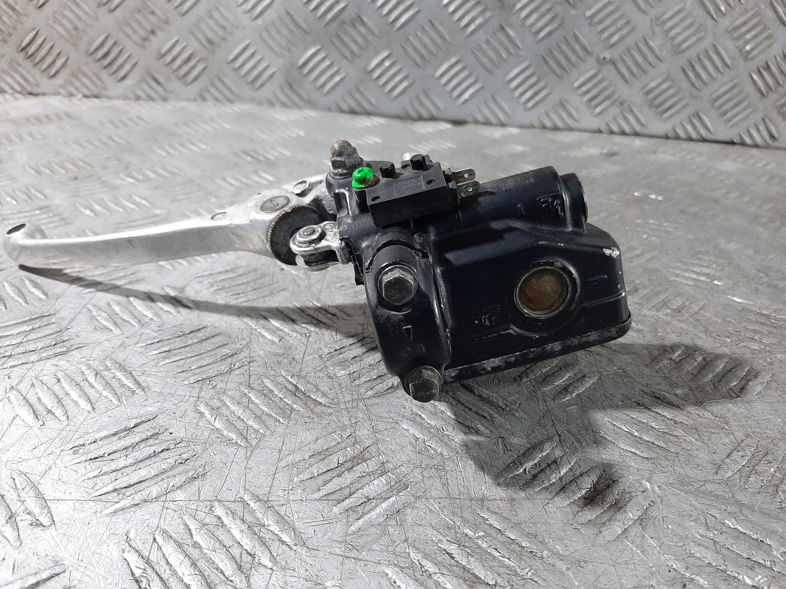 HONDA CBR 600F F3 97 DZWIGNIA UCHWYT POMPA HAMULCA Dopasowanie do pojazdu produkt dedykowany