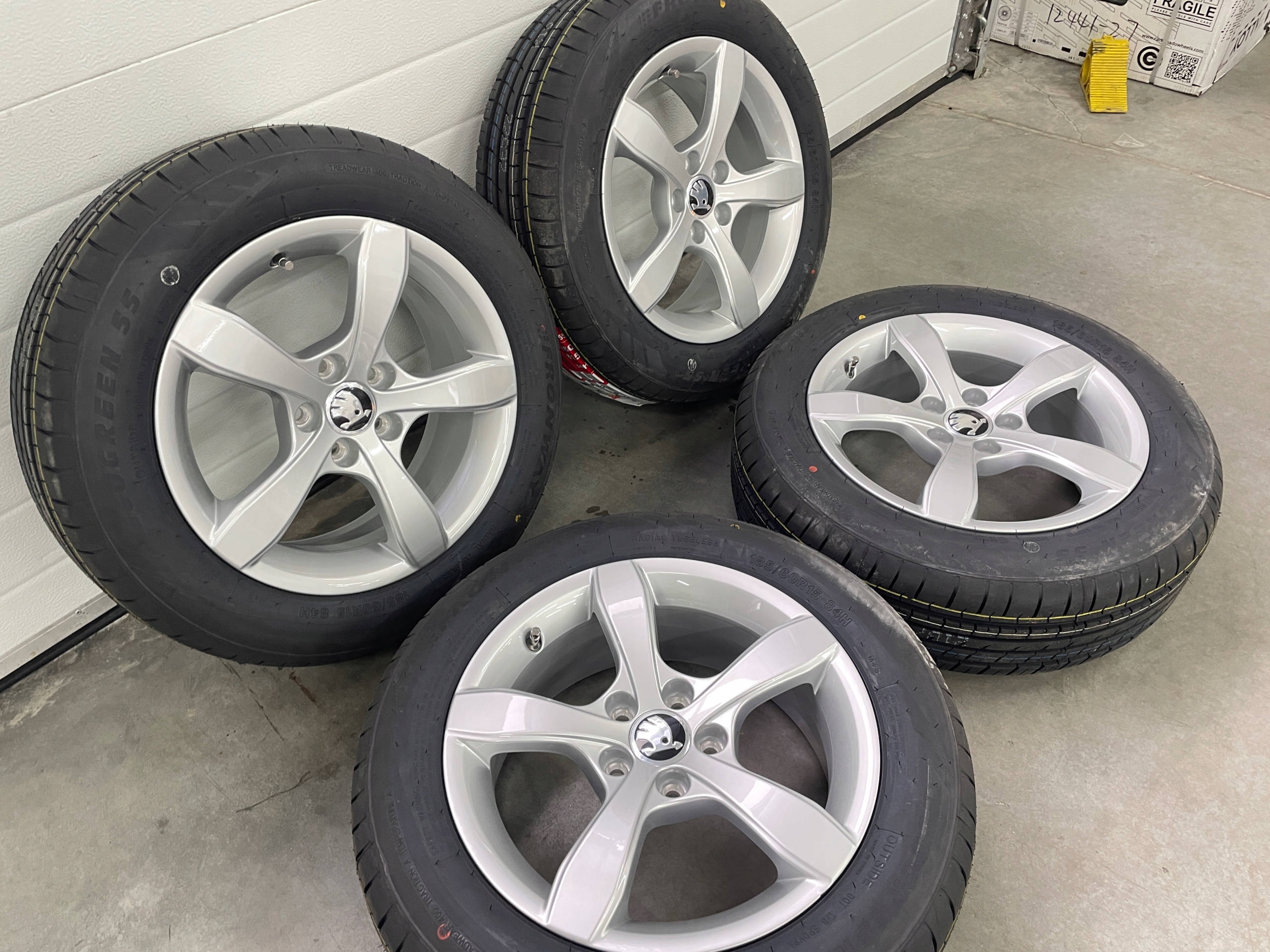 SKODA FABIA KOŁA LETNIE 185/60R15 ORYGINALNE NOWE Rodzaj felg Aluminiowe