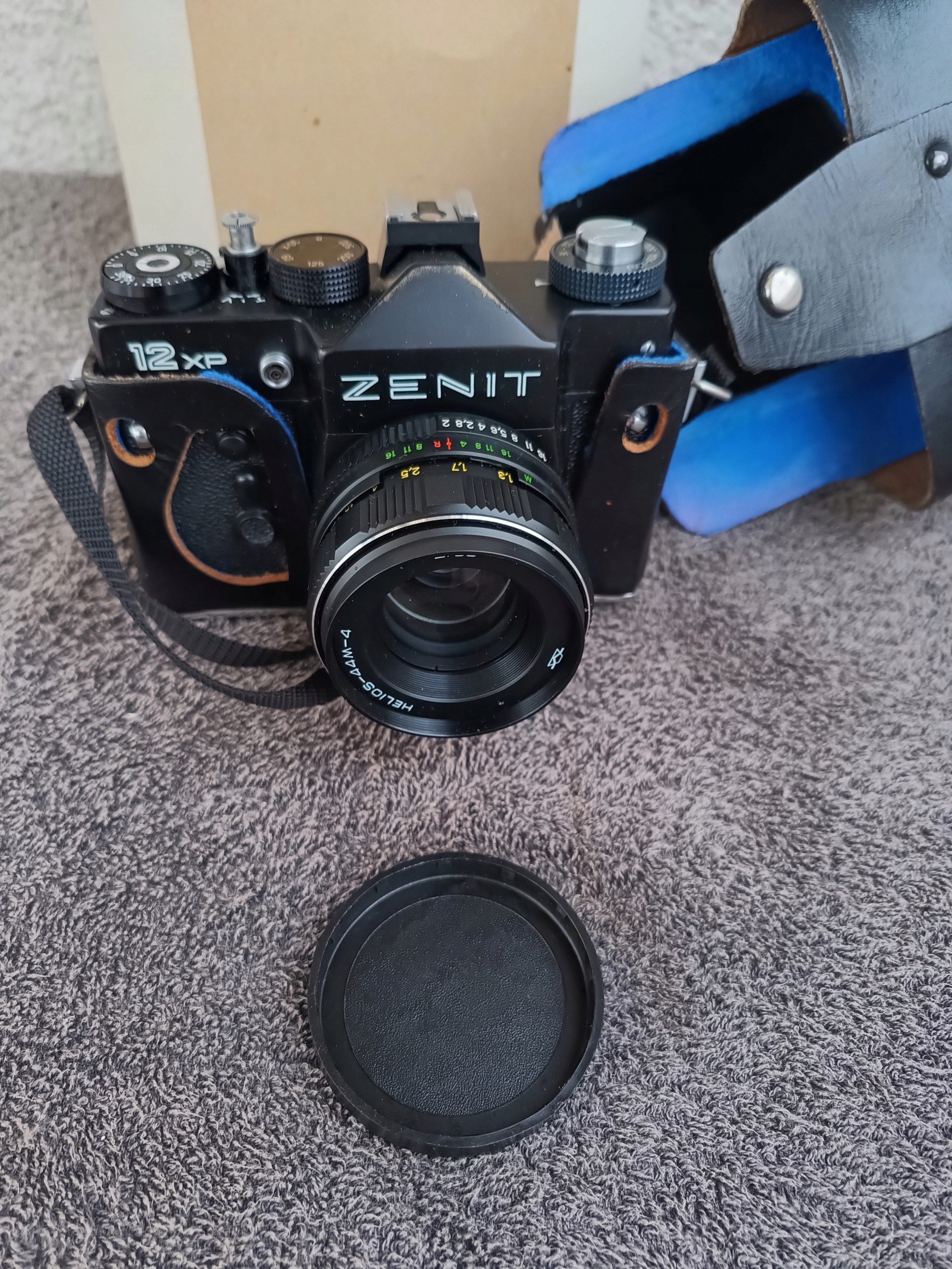 Фотоаппарат Зенит 12 ХР, объектив Гелиос 44М-4 2/58