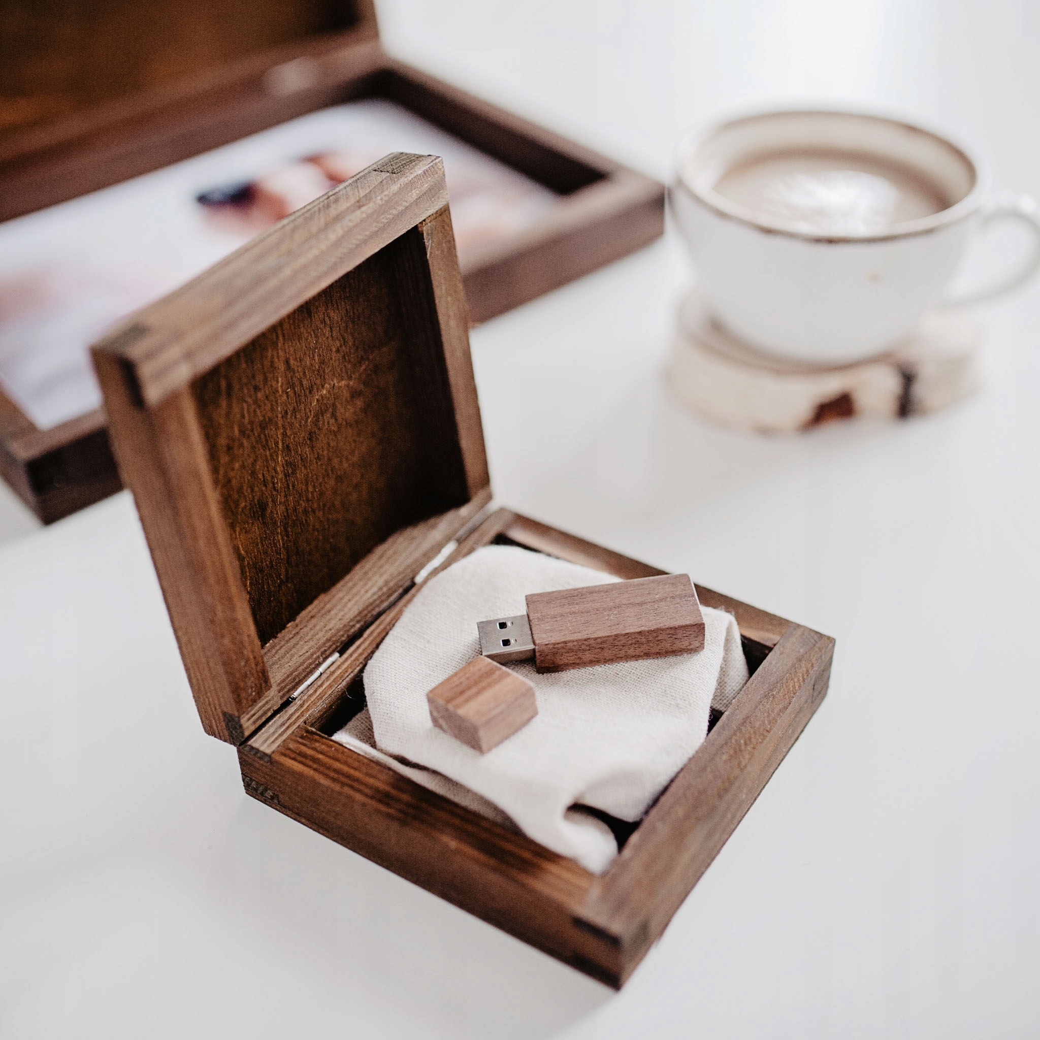 Drewniane ciemne pudełko box na obrączki z grawerem