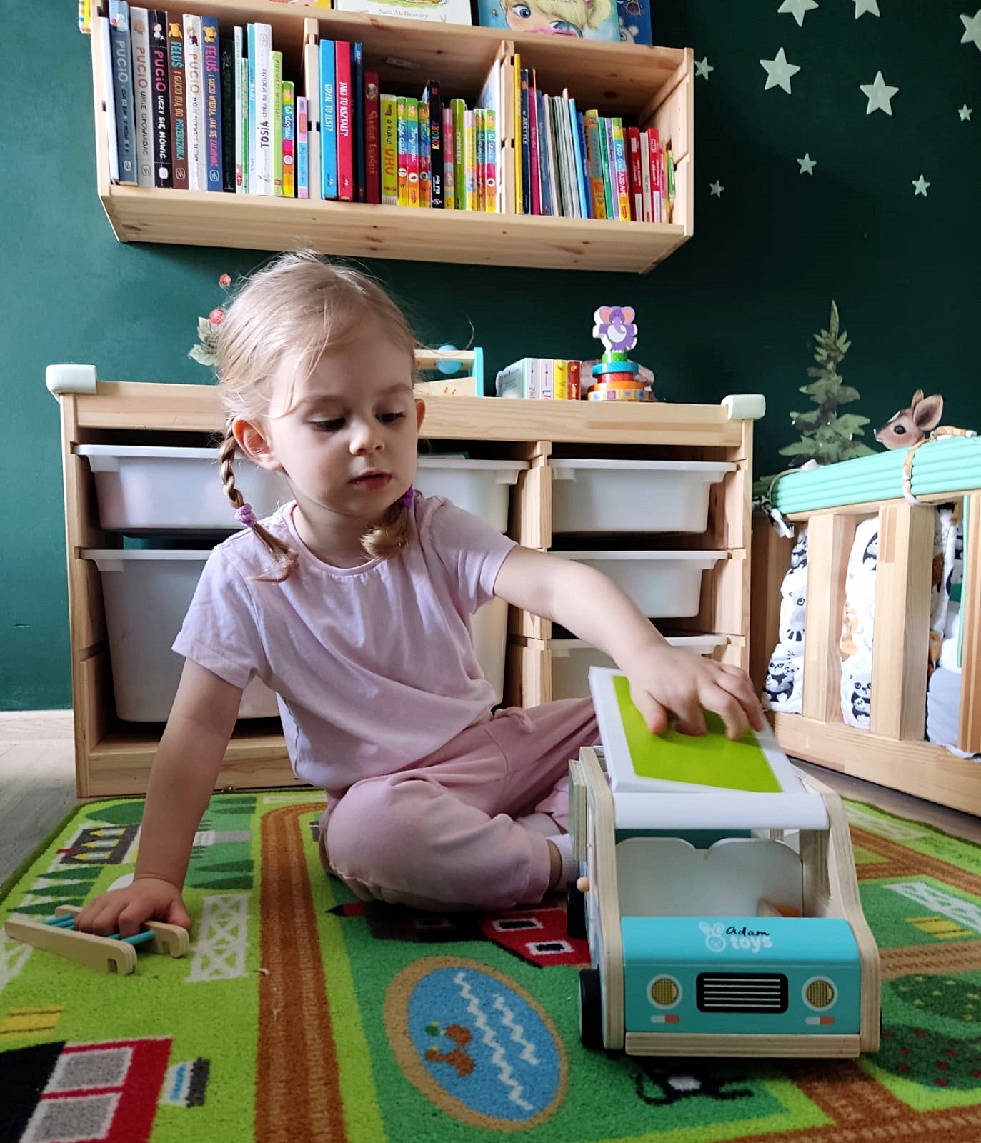 ZABAWKA DLA DZIECKA KAMPER + AKCESORIA PRZYCZEPKA KARAWANING PODRÓŻ VANLIFE Efekty brak