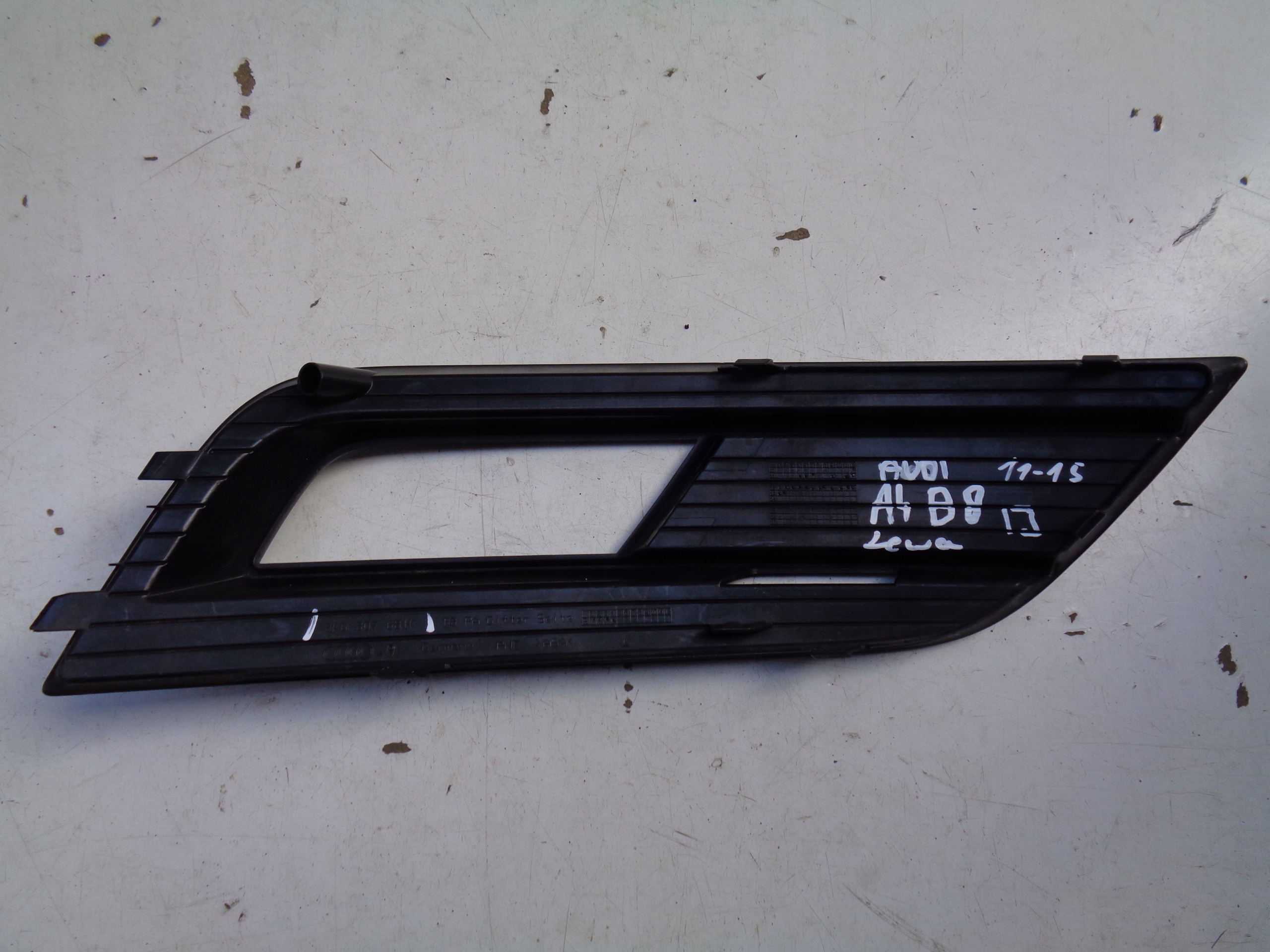 grid of a bumper front left AUDI A4 B8 8K 8K0 11-14