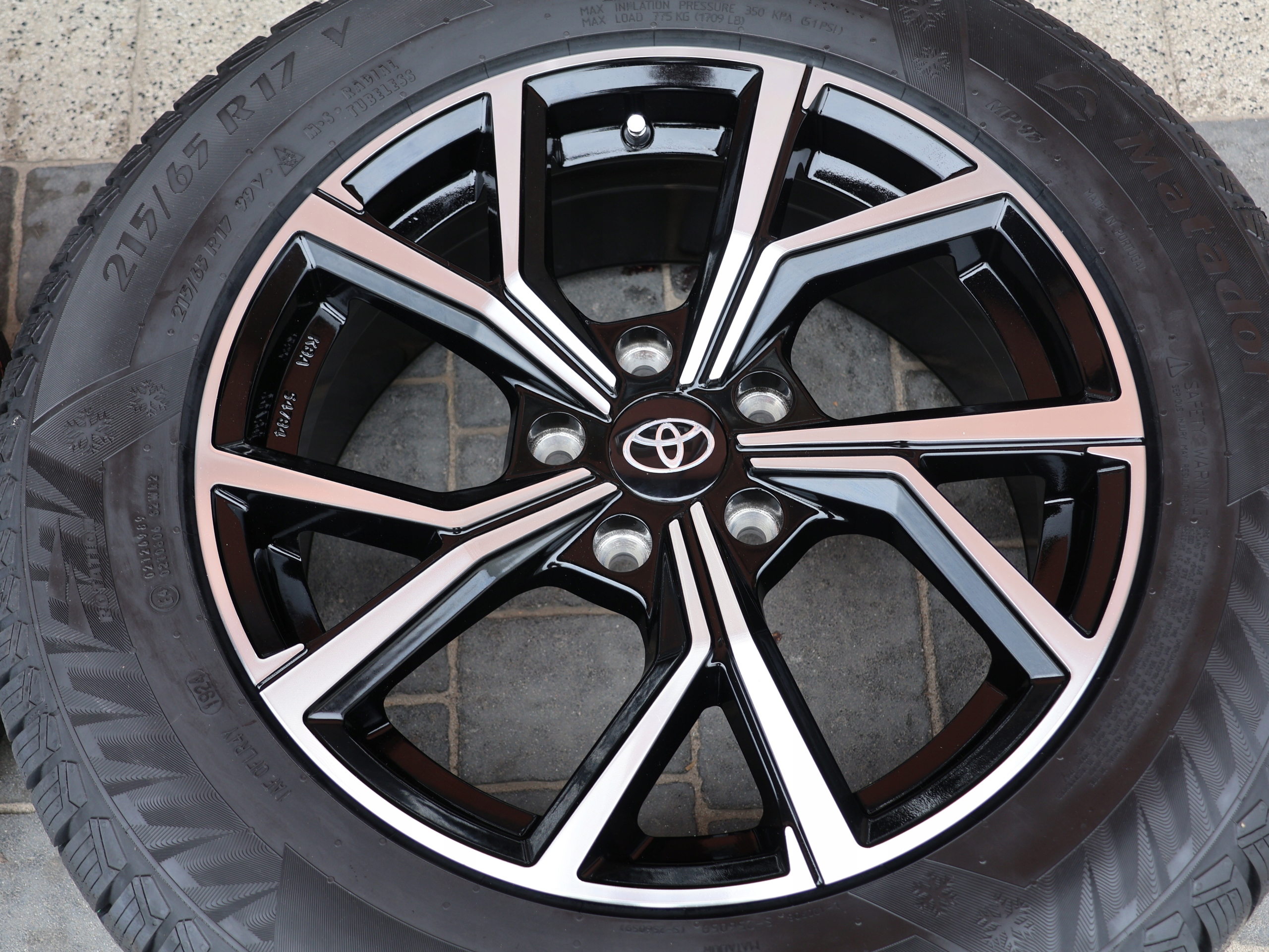 TOYOTA YARIS CROSS KOŁA ZIMOWE 215/55R17 NOKIAN CZUJNIKI CIŚNIENIA Szerokość opony 215 mm
