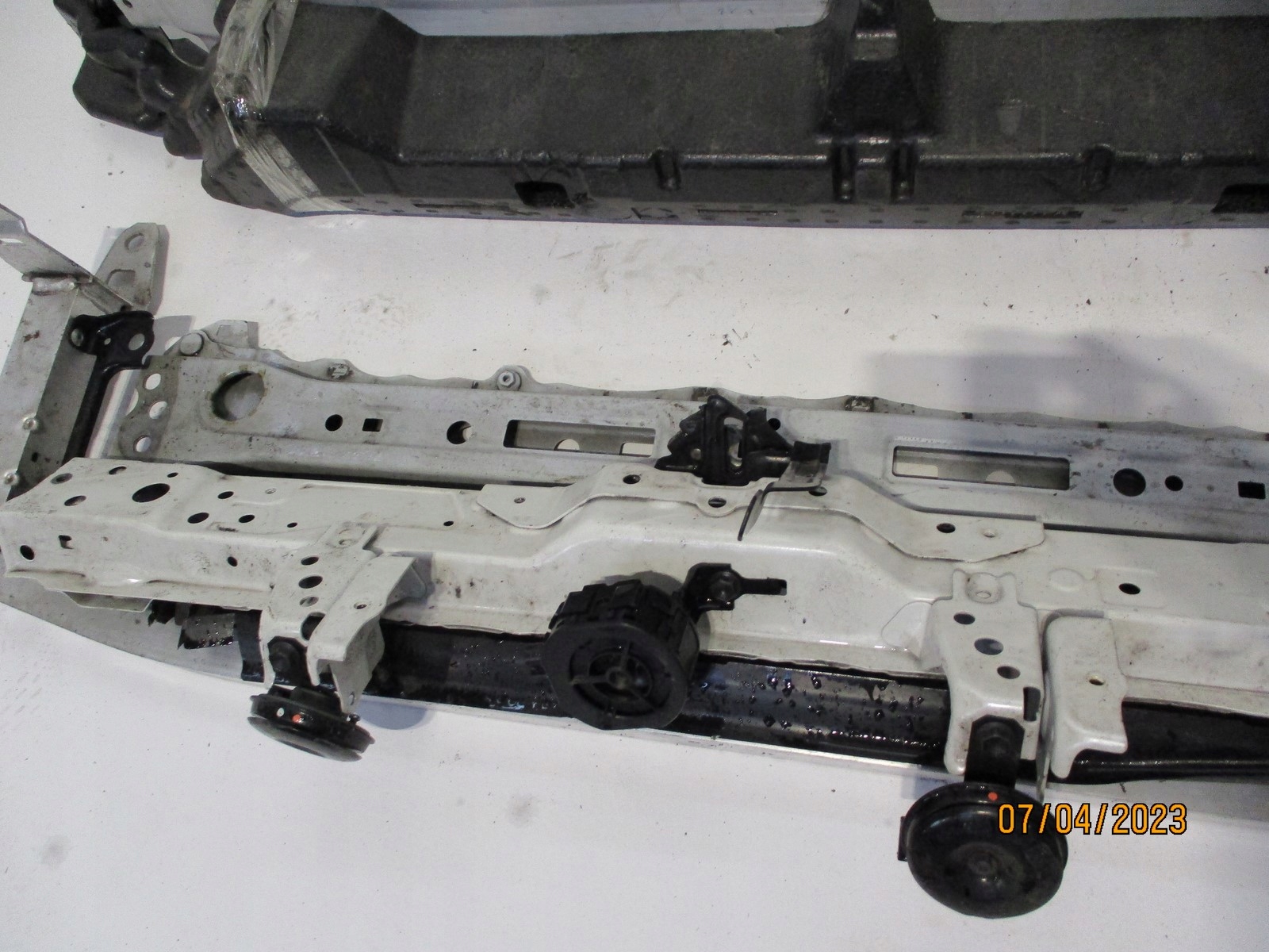 Pas przedni chłodnice TOYOTA RAV 4 V 21R 2,5HYB Producent części Mitsubishi OE