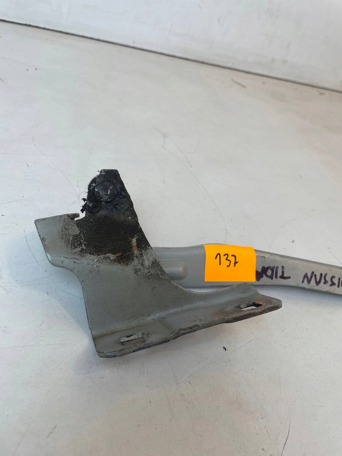 hinge bonnets front front right Nissan Tiida