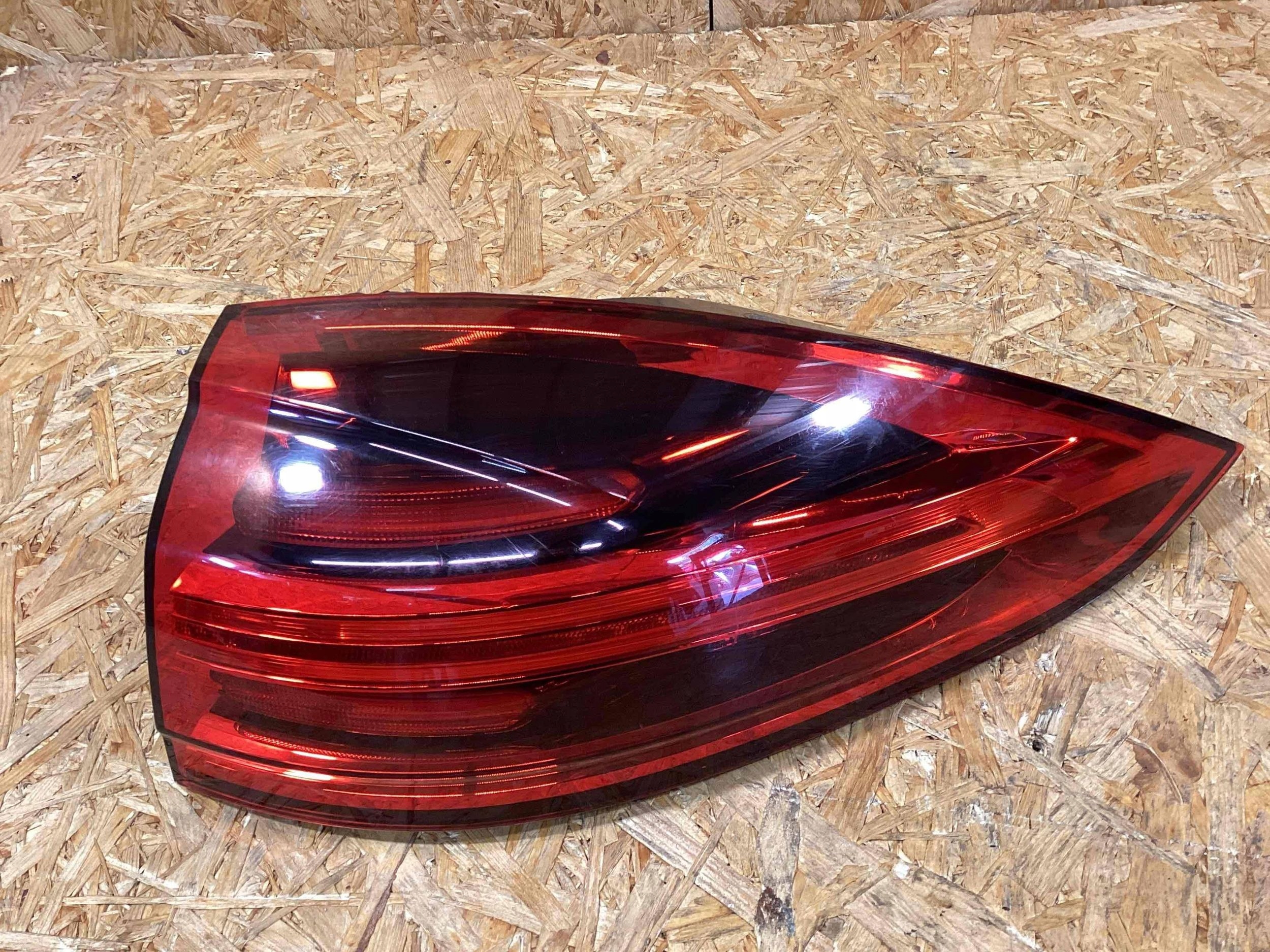 LAMPA TYLNA PRAWA PORSCHE CAYENNE 92A 2014-2017